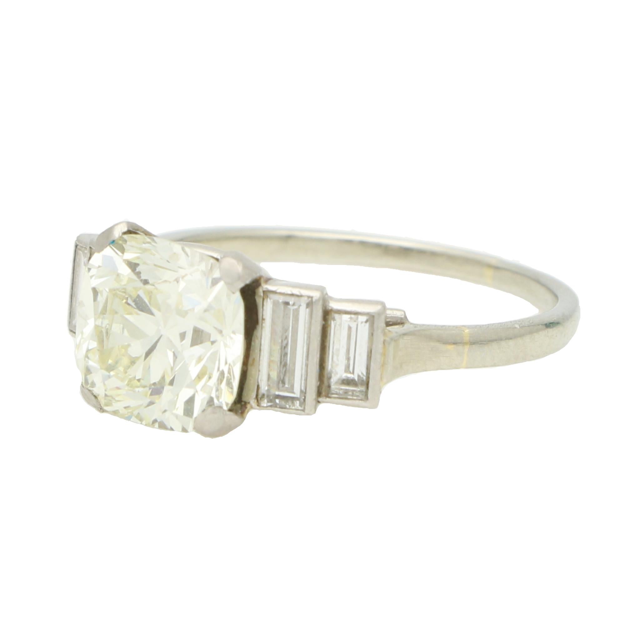 Art déco Bague ancienne en or blanc 18k avec diamants taille coussin et taille baguette en vente