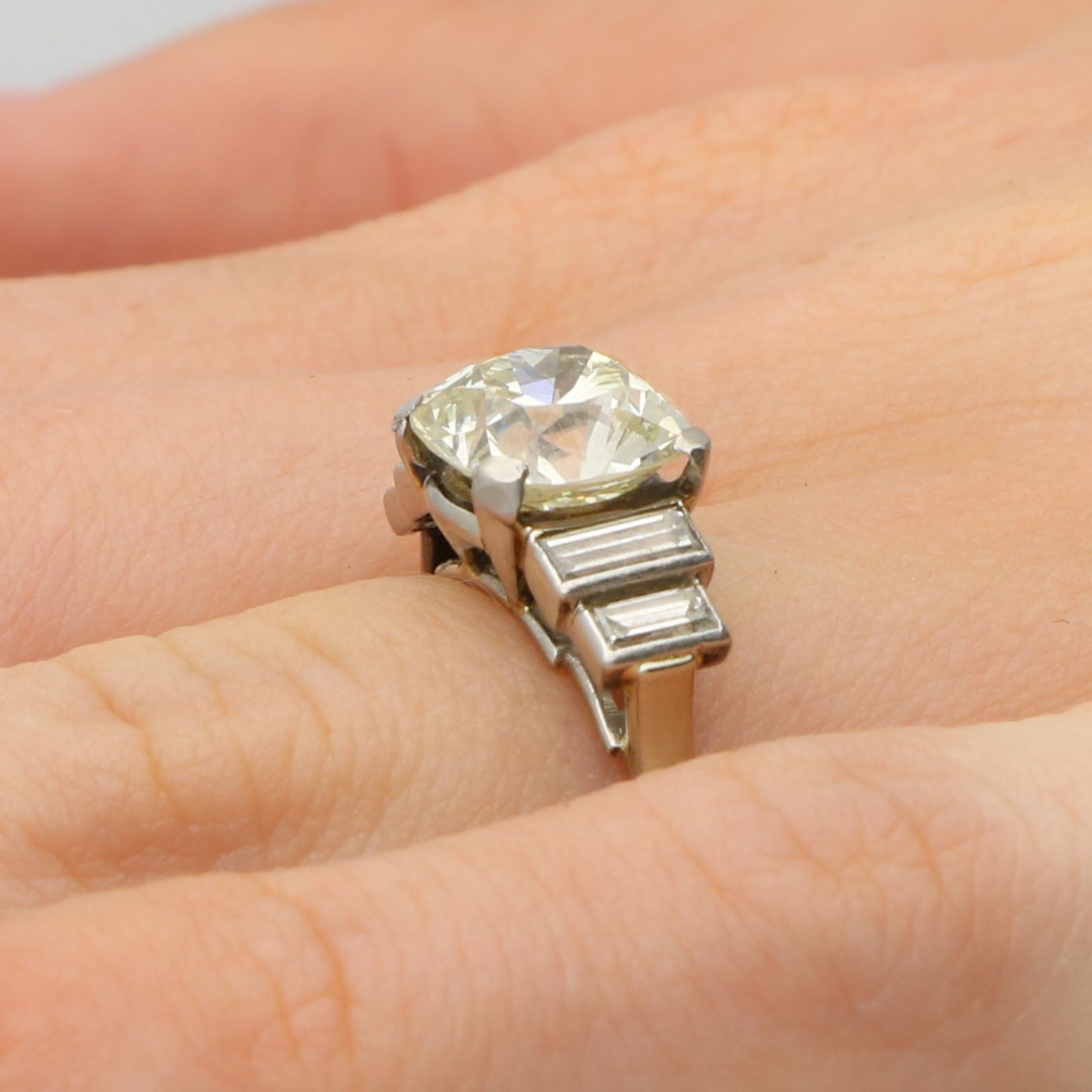 Taille coussin antique Bague ancienne en or blanc 18k avec diamants taille coussin et taille baguette en vente