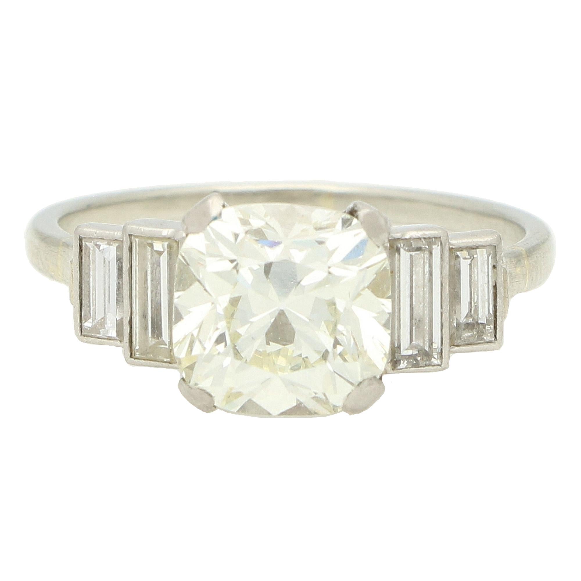 Bague ancienne en or blanc 18k avec diamants taille coussin et taille baguette Excellent état - En vente à London, GB