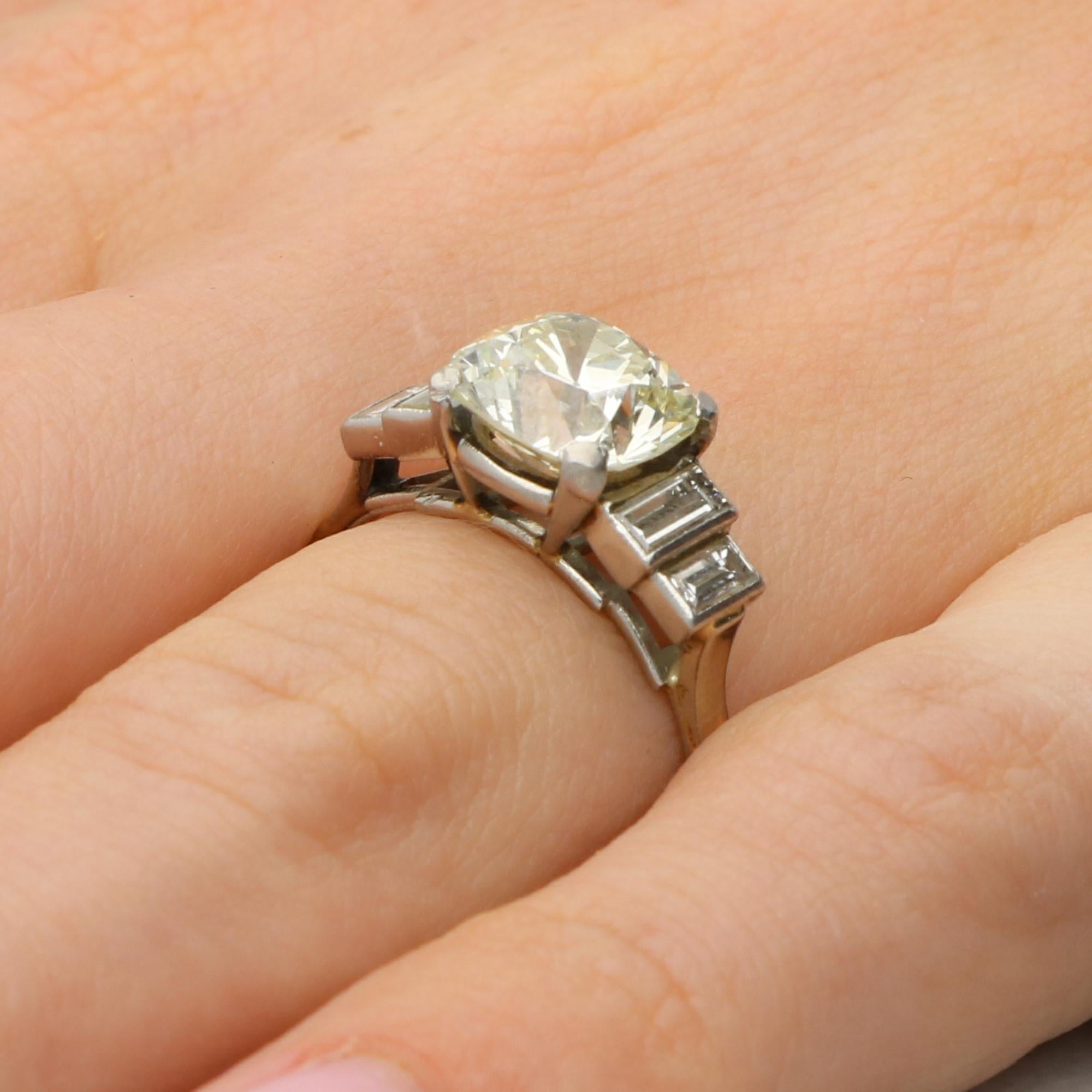 Bague ancienne en or blanc 18k avec diamants taille coussin et taille baguette Unisexe en vente