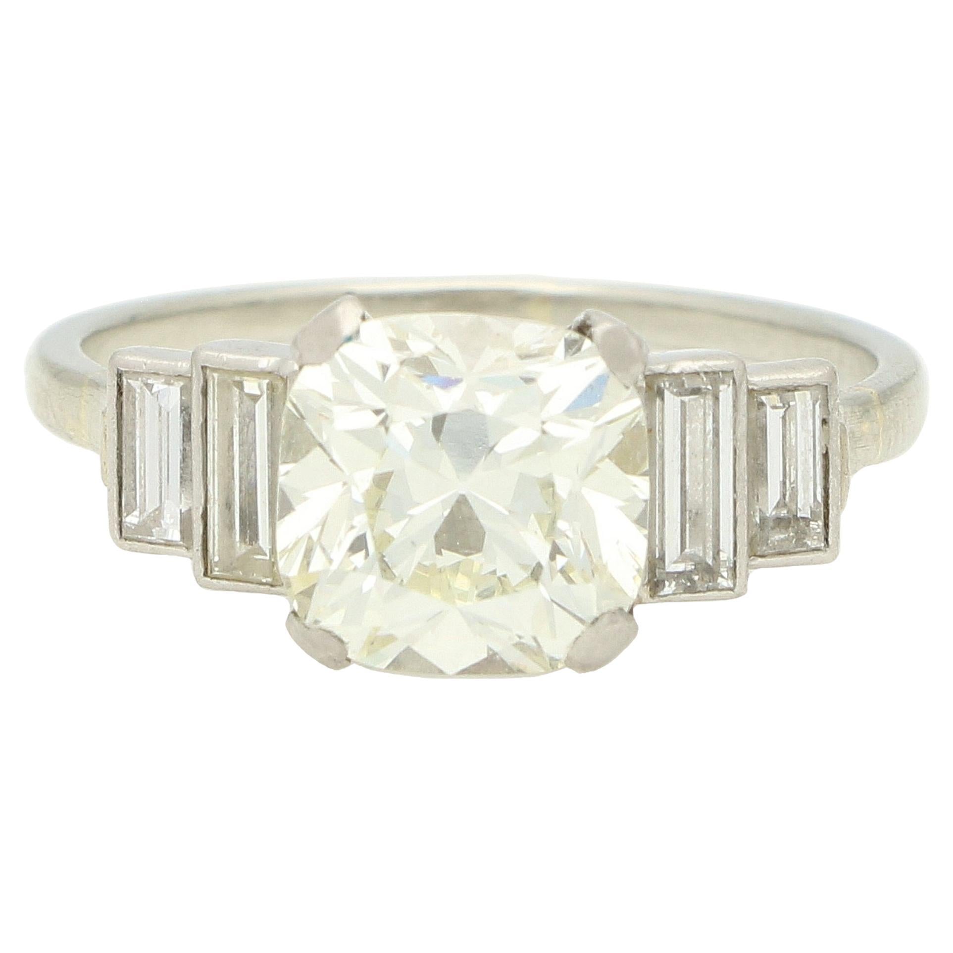 Bague ancienne en or blanc 18k avec diamants taille coussin et taille baguette en vente