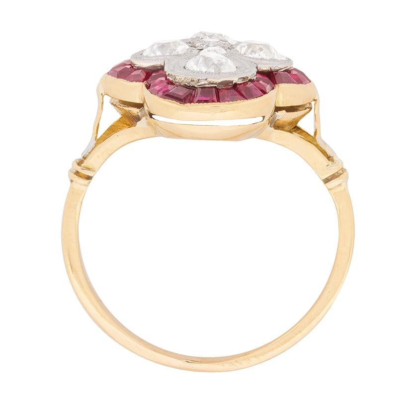 Dieser sensationelle Ring mit Diamanten und Rubinen aus den 1930er Jahren wird immer en vogue sein! Der Ring ist in jeder Himmelsrichtung mit einem altgeschliffenen Diamanten und vertikal in der Mitte mit zwei kleineren Diamanten besetzt, die alle