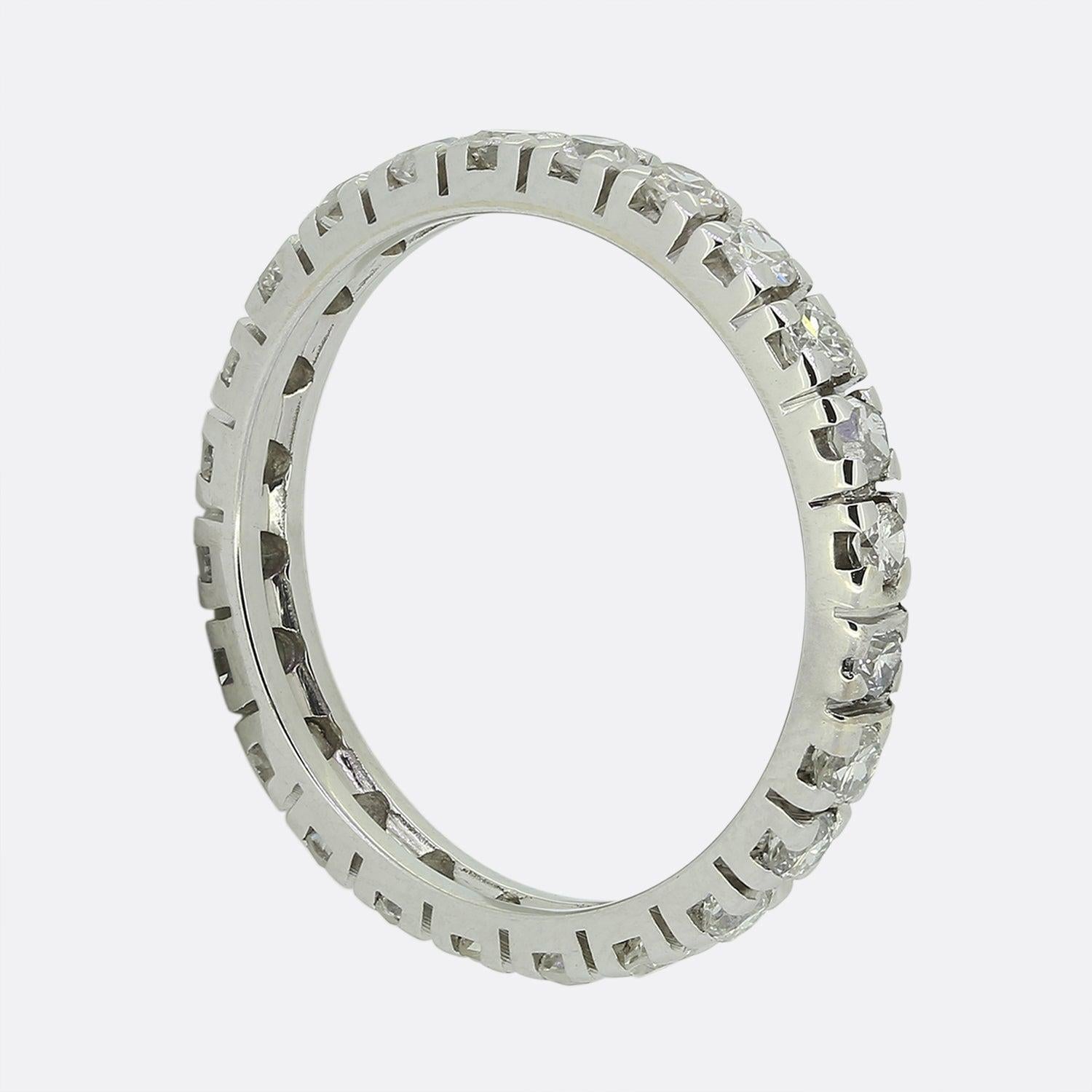 Aquí tenemos un maravilloso anillo de eternidad de diamantes elaborado en oro blanco de 18 ct. El anillo es vintage y presenta 24 diamantes de talla antigua bien combinados.

Estado: Usado (Muy bueno)
Peso: 2.4 gramos
Tamaño del anillo: N (54)
Ancho
