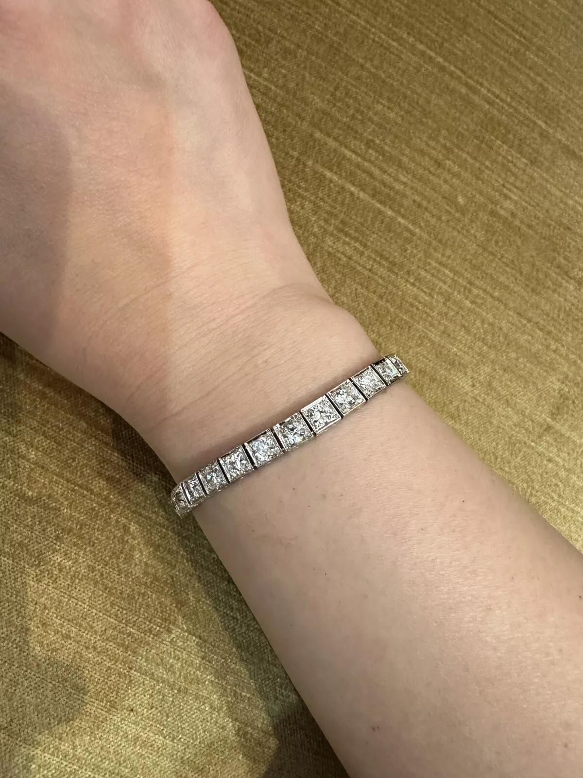Bracciale Vintage Old Cut con diamanti quadrati incastonati 7,00 cttw in platino

Il bracciale Vintage Line è caratterizzato da 28 diamanti rotondi di taglio europeo antico incastonati in una scatola quadrata con rebbi e dettagli in grana, il tutto