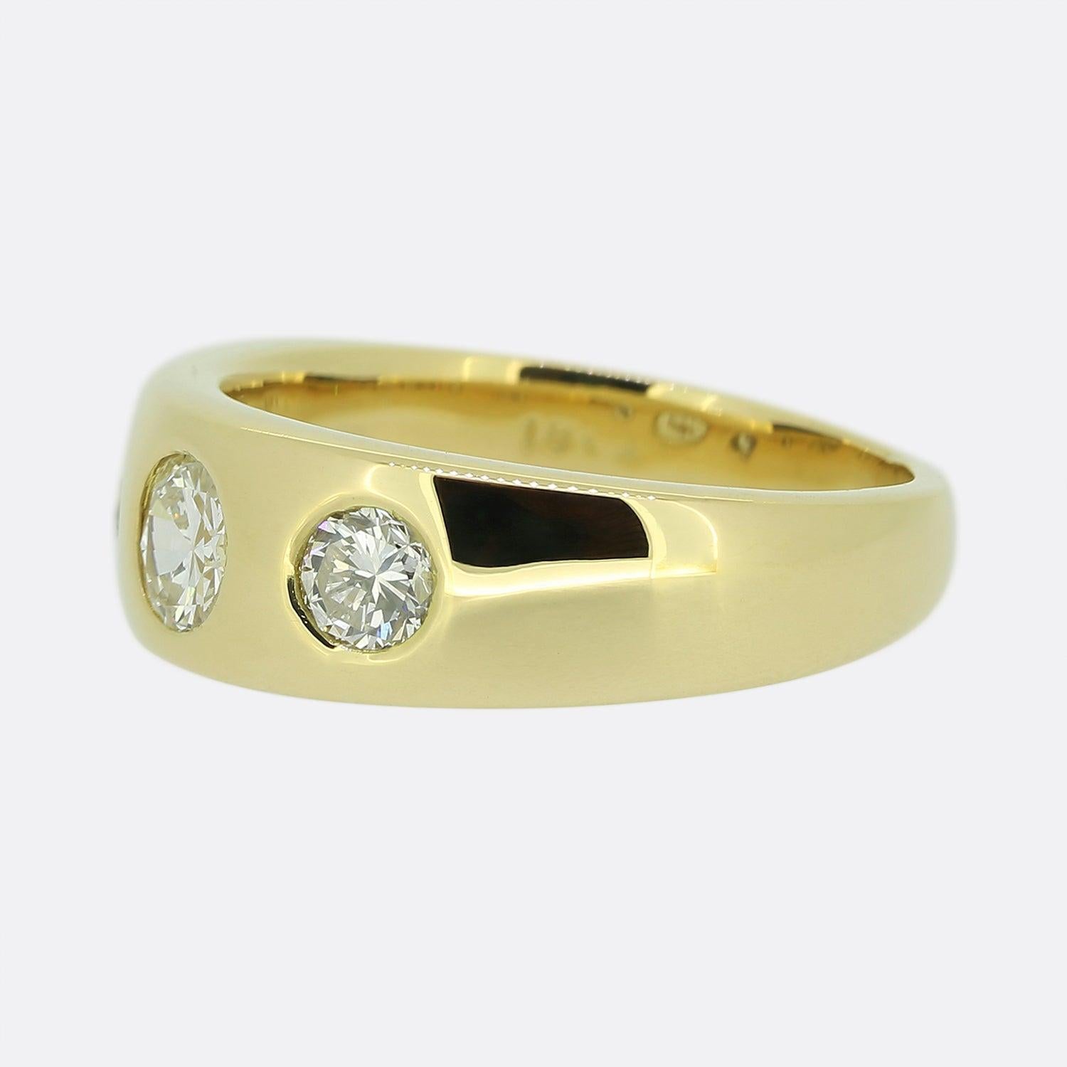 Hier haben wir einen Vintage-Diamantring mit drei Steinen im alten Schliff. Der Ring ist aus 18 Karat Gelbgold gefertigt und weist drei Diamanten im alten europäischen Schliff auf, von denen der größte in der Mitte sitzt. Die Diamanten sind in Farbe