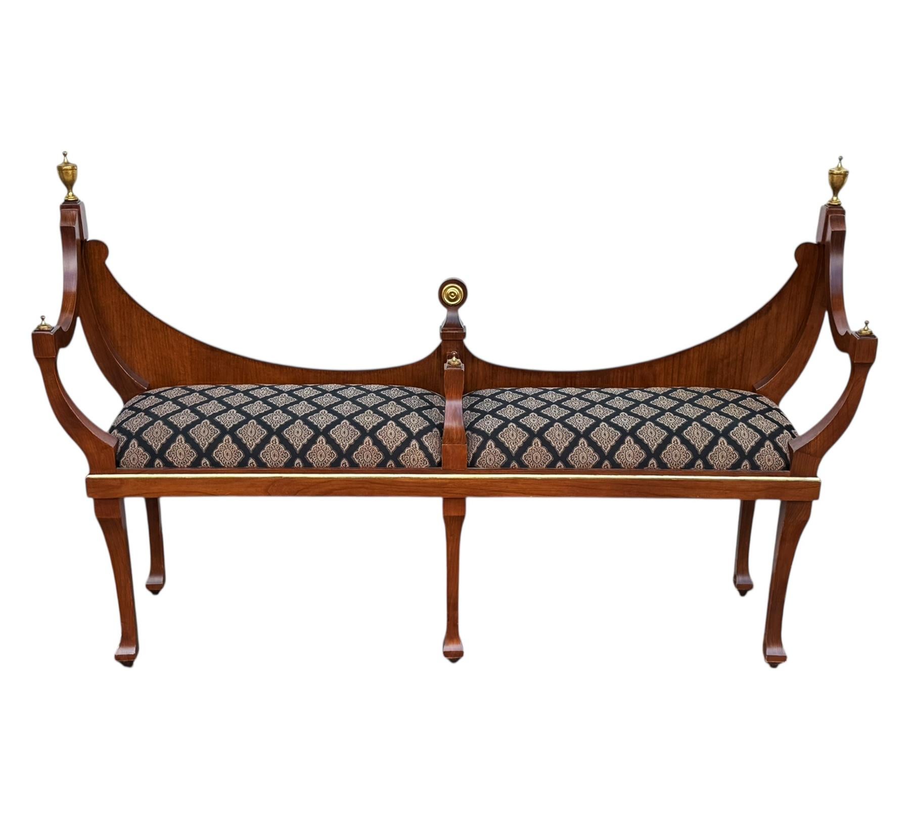 Vintage Old English Hepplewhite Style Courting Bench in Mahagoni (Moderne der Mitte des Jahrhunderts) im Angebot
