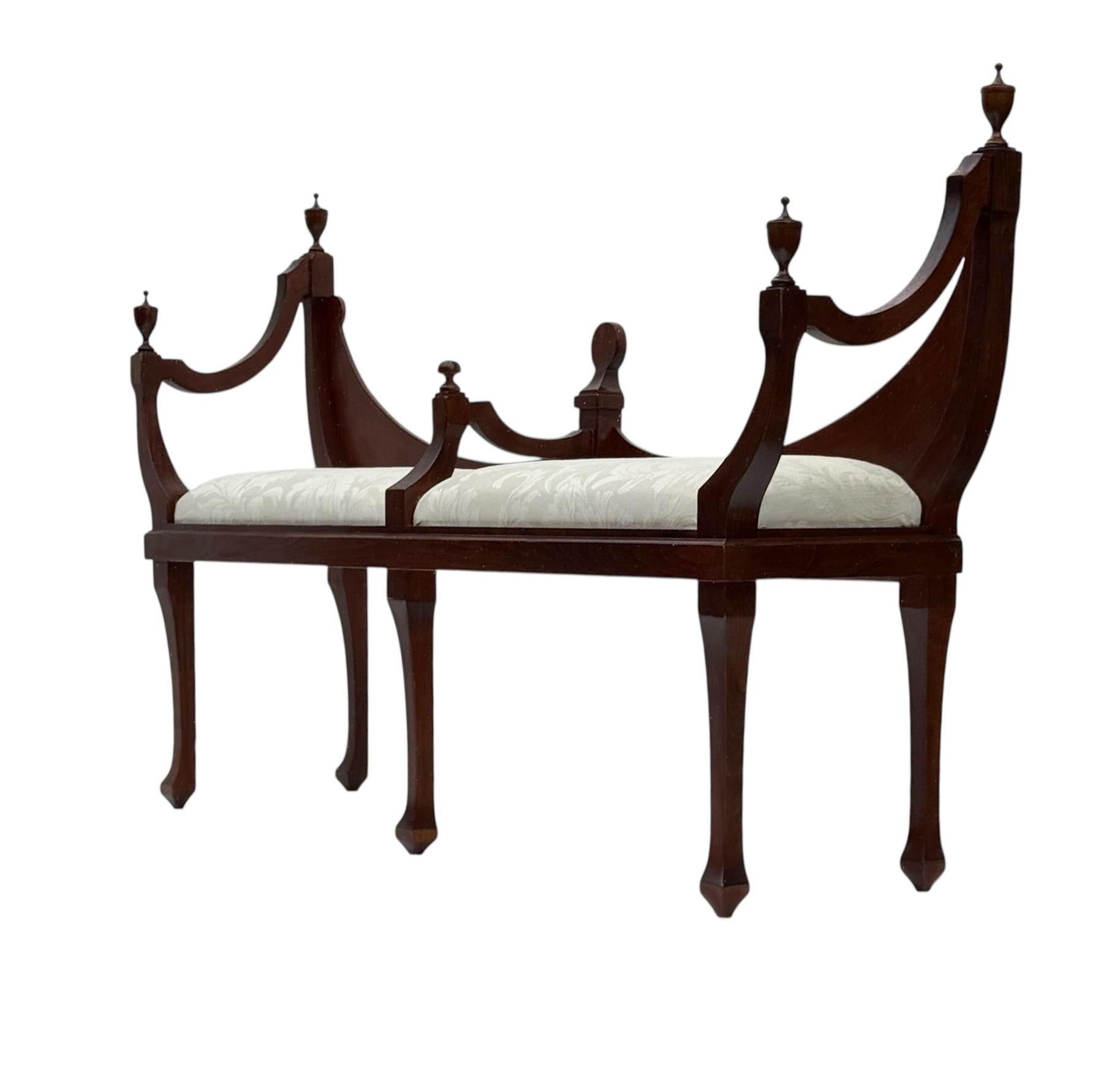 Vintage Old English Hepplewhite Style Courting Bench in Mahogany In Good Condition For Sale In Philadelphia, PA