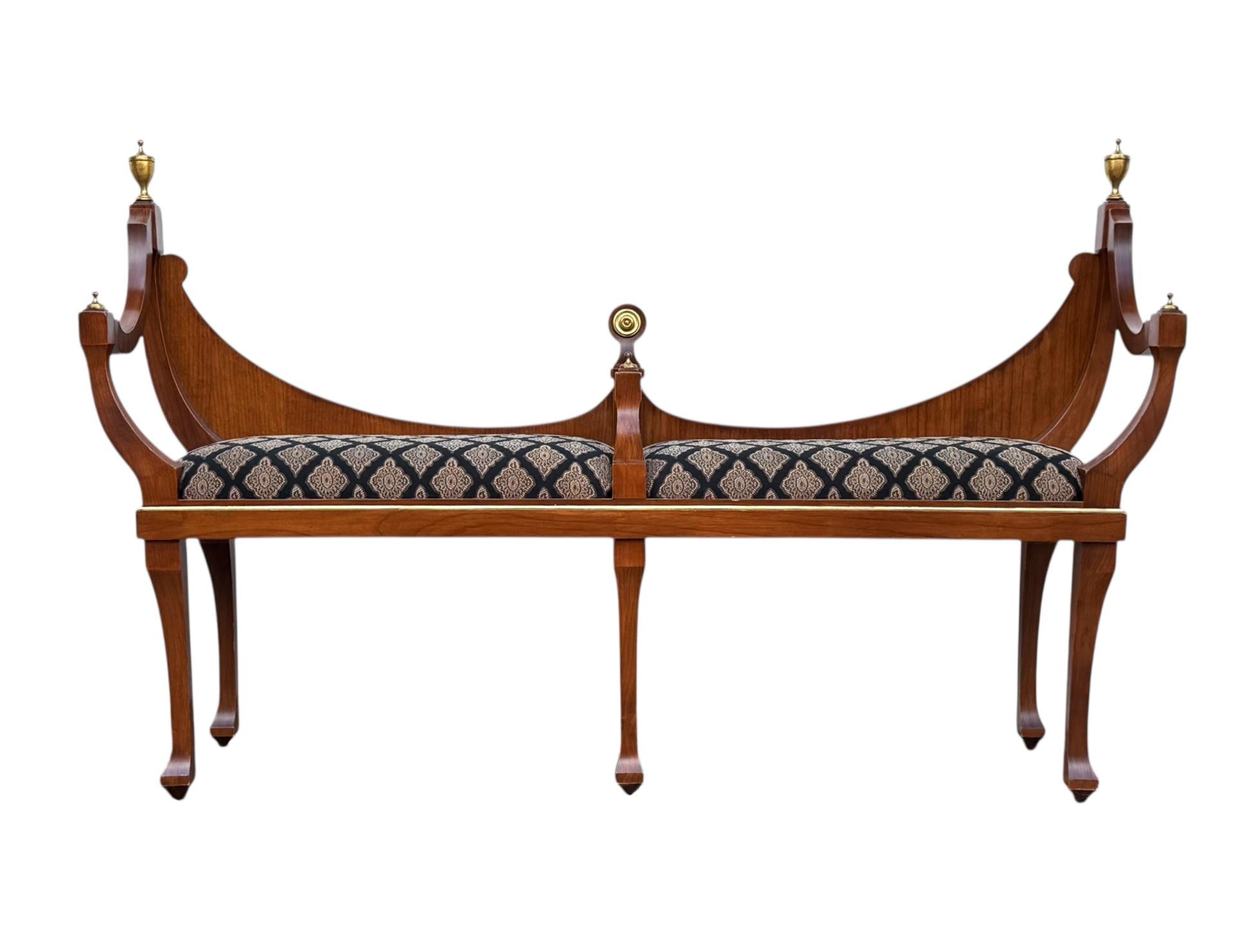 Vintage Old English Hepplewhite Style Courting Bench in Mahagoni im Zustand „Gut“ im Angebot in Philadelphia, PA