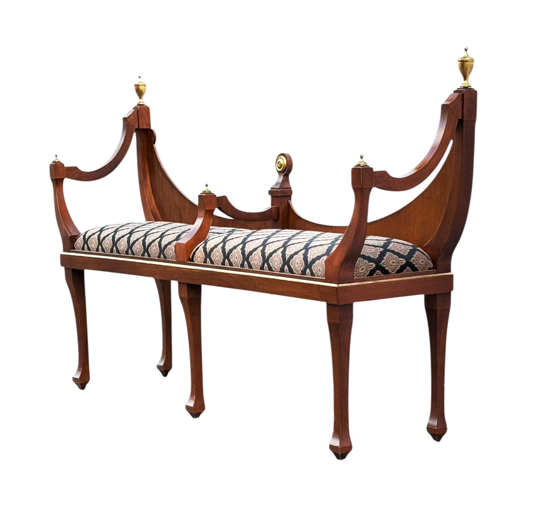 Vintage Old English Hepplewhite Style Courting Bench in Mahagoni (Ende des 20. Jahrhunderts) im Angebot