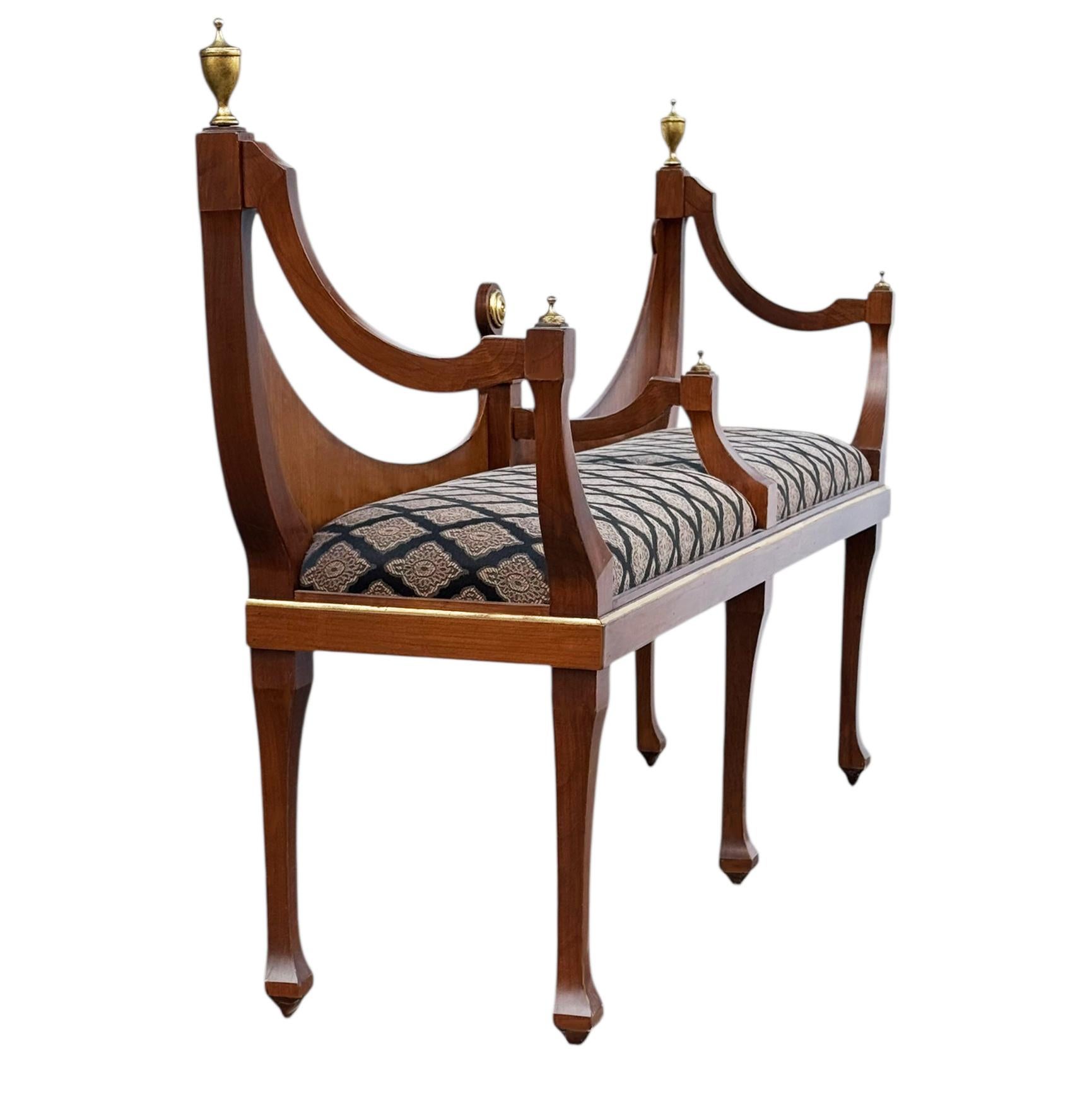 Vintage Old English Hepplewhite Style Courting Bench in Mahagoni im Angebot 1