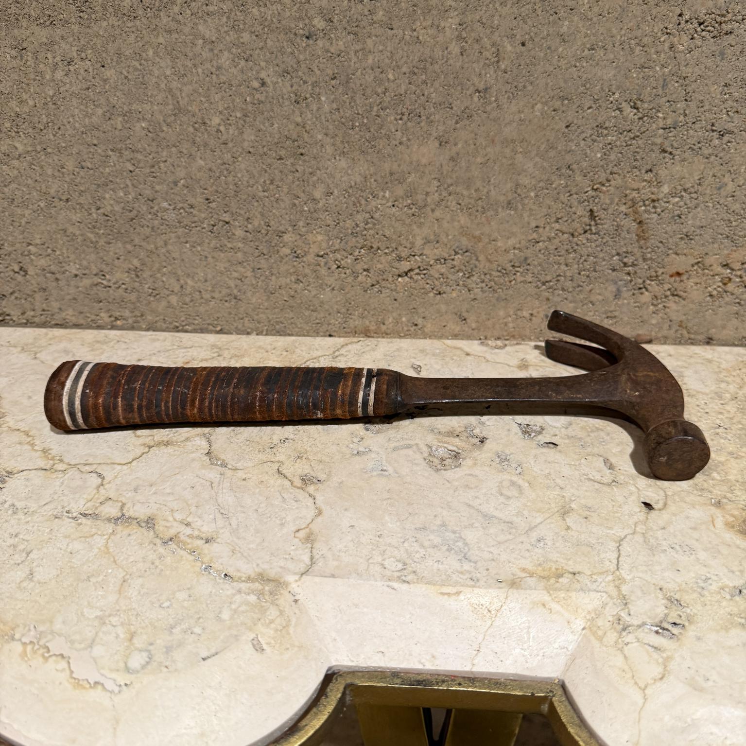 Para tu consideración, un antiguo martillo ESTWING de garra curva con cabeza de acero y mango de cuero. Fabricado en EE.UU.

Dimensiones: 20 Alt. x 6 Anch.  x 3 D

Echa un vistazo a nuestros anuncios, tenemos una increíble colección de artículos