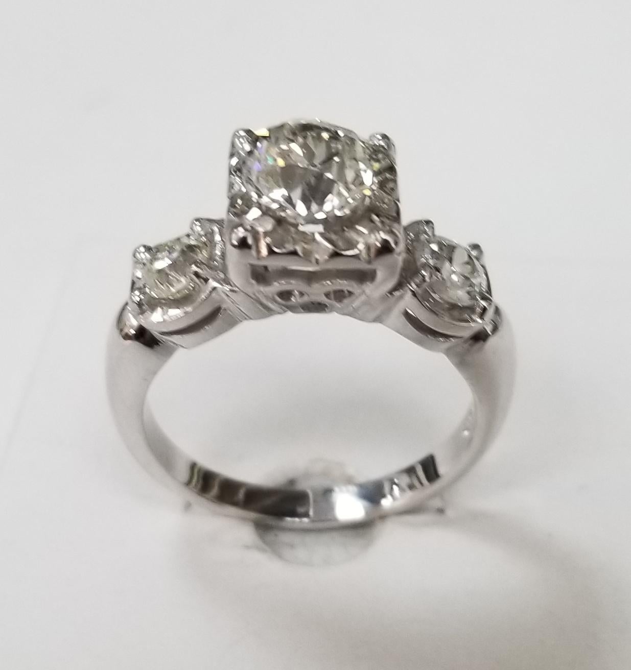 Vintage Old Euro Cut 3 Stein Ring Gesamtgewicht 1,27cts., mit 3 Euro-Cut-Diamanten; Farbe H  mit 2 seitlichen Diamanten im Euro-Schliff. Der Ring ist Größe 6 und kann kostenlos angepasst werden.