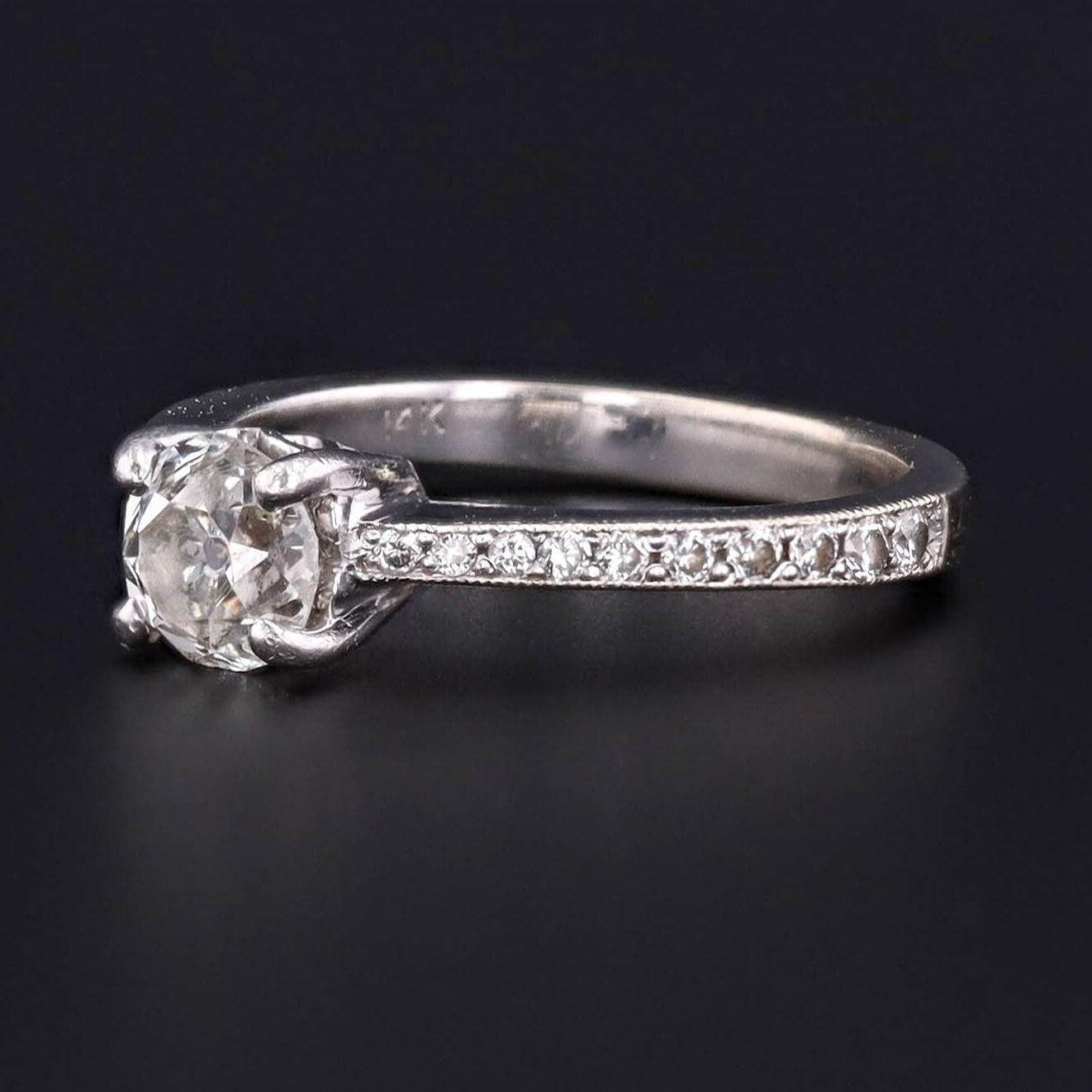 Ein schöner Vintage-Verlobungsring mit einem antiken Diamanten im alten europäischen Schliff. Dieser Ring wurde wahrscheinlich durch Einsetzen eines alten europäischen Steins in eine modernere Fassung aus 14-karätigem Weißgold aus den 1970er bis