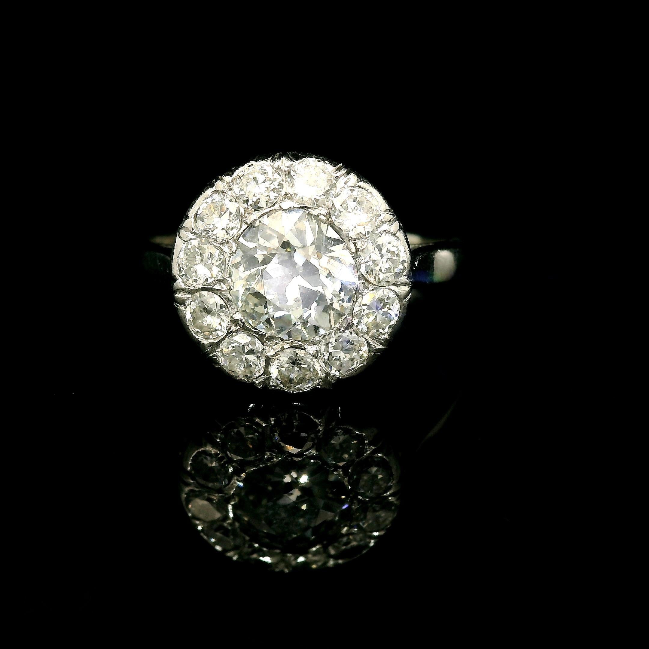 Gold 18 Karat Vintage Diamant-Cluster-Ring. 

Ring mit einem Zentrum alten europäischen Diamanten von etwa 0,85 Karat (geschätzte G Farbe - Vs Klarheit) umgeben von 11 Diamanten für insgesamt etwa 0,70 Karat (geschätzte G Farbe - Vs / Si Klarheit).