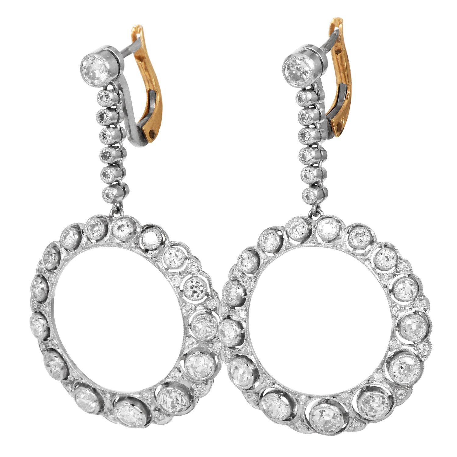 Questi eleganti orecchini pendenti vintage in platino presentano 84 diamanti taglio vecchio europeo, per un totale di circa 2,10 carati, colore G-H e purezza VS. Gli orecchini sono fissati con i classici fermi a leva e realizzati in oro giallo 18