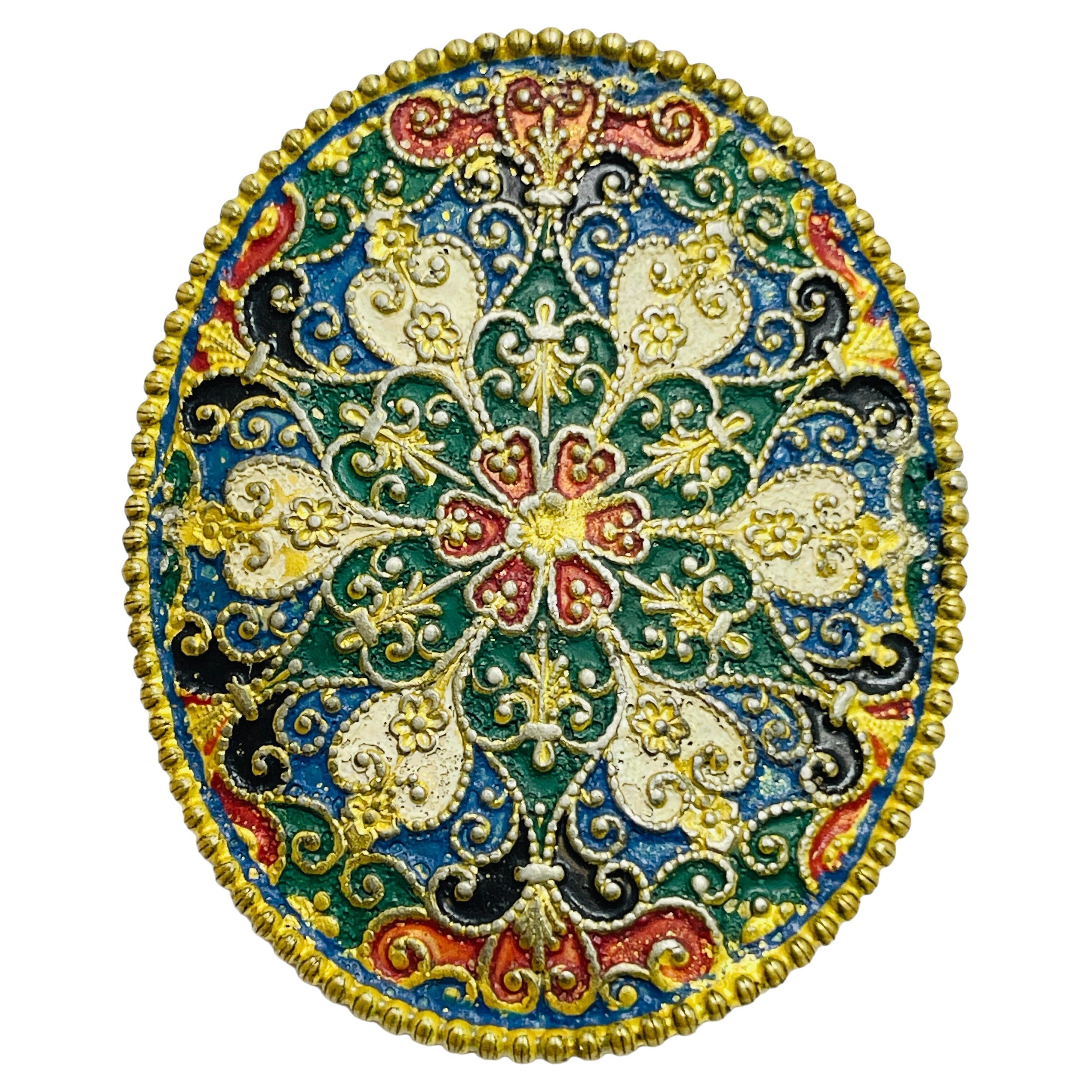 Broche de créateur vintage en émail vieilli et doré en vente