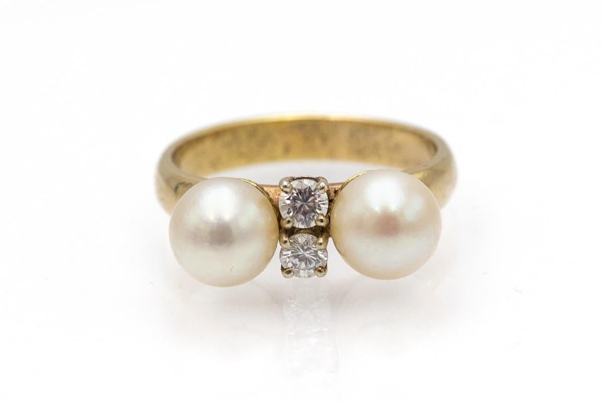 Vintage 0.520 yellow gold ring with two diamonds and two pearls, white cultured saltwater Akoya pearls (7.3 mm)

Two round brilliant-cut diamonds with a total weight of approx. 0.30ct, color H, clarity VS1

Very good condition / used / no damage