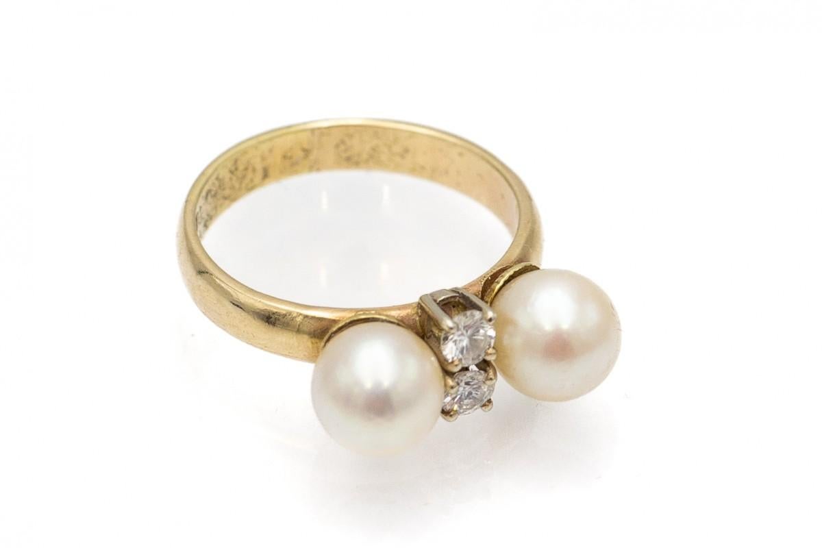 Brilliant Cut Vintage old golden diamond ring with two Akoya pearls