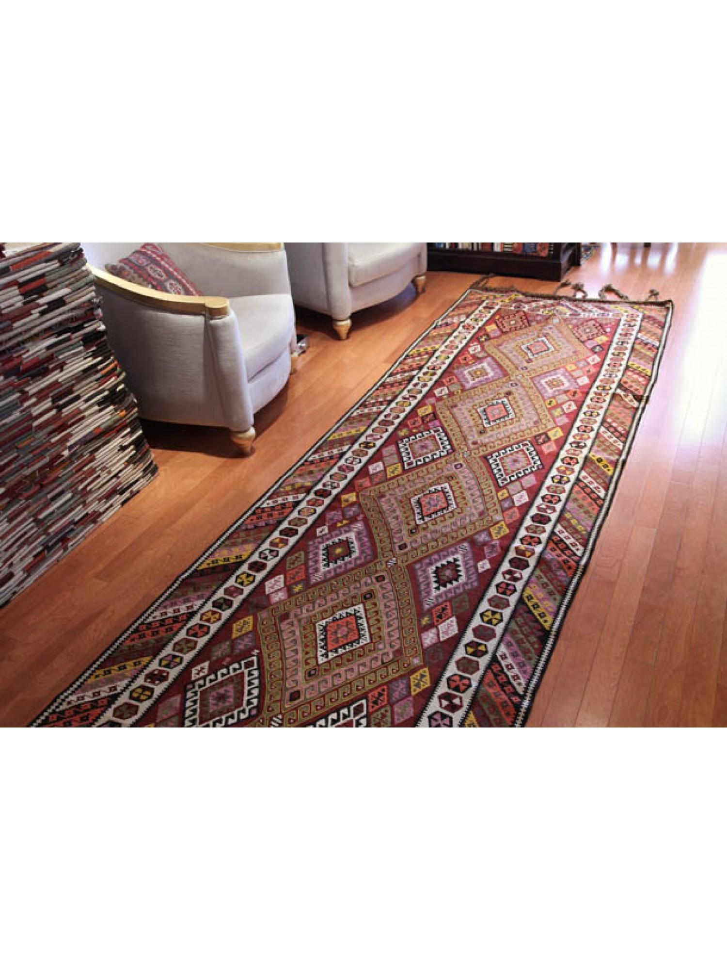 Este hermoso kilim antiguo de colorido único procede de la ciudad de Kagzizman, en la región de Kars, al este de Turquía.

Es una obra maestra de más de 4 metros de longitud. Sin embargo, el patrón está tejido de forma precisa e intrincada, y
Está