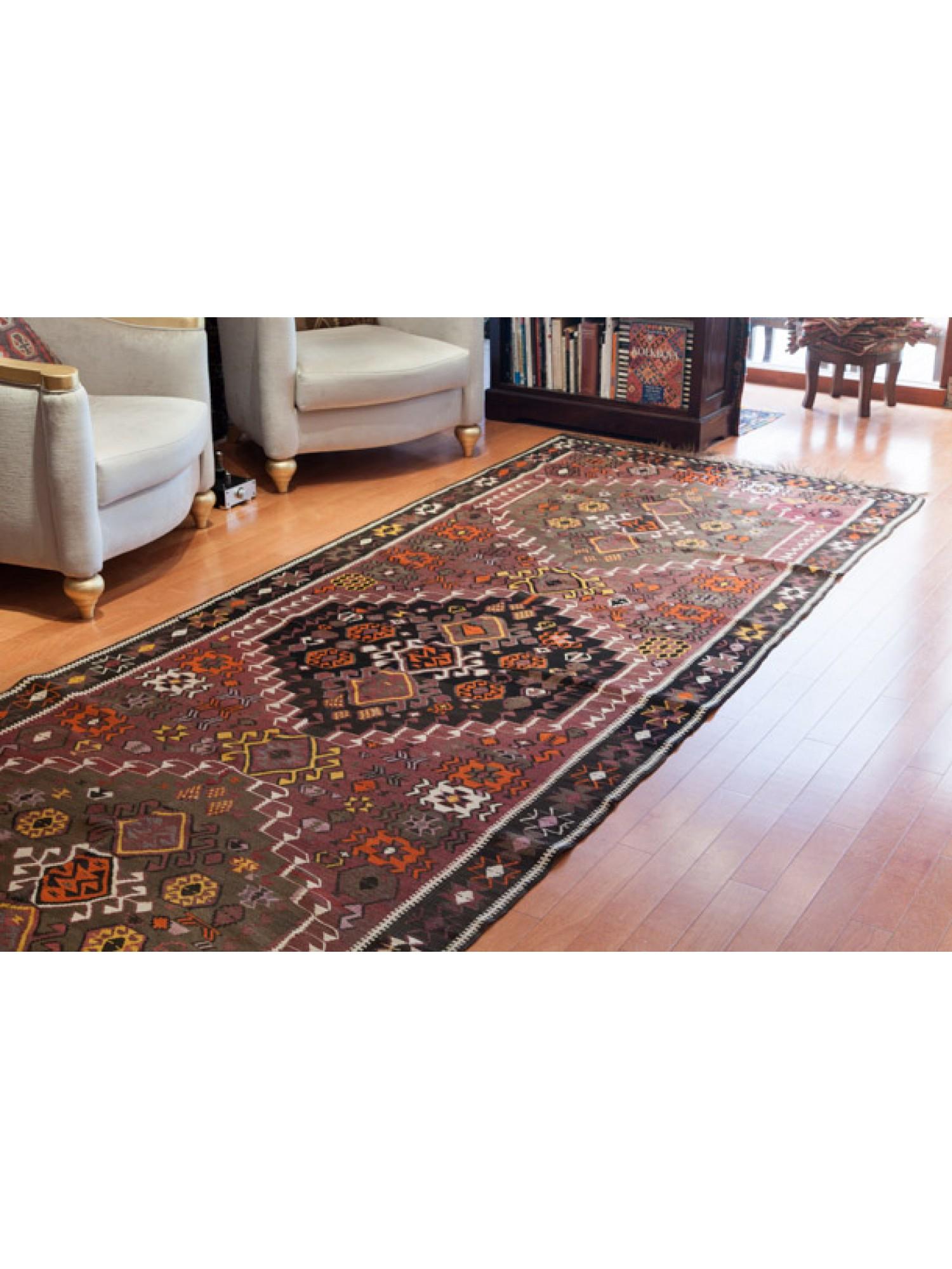 Il s'agit d'un ancien kilim de la région de Kars, dans le nord-est de l'Anatolie.

Ce kilim ancien présente une magnifique palette de couleurs chic et une douceur mature. Si l'on considère la beauté précise du motif, il va sans dire que le tissage