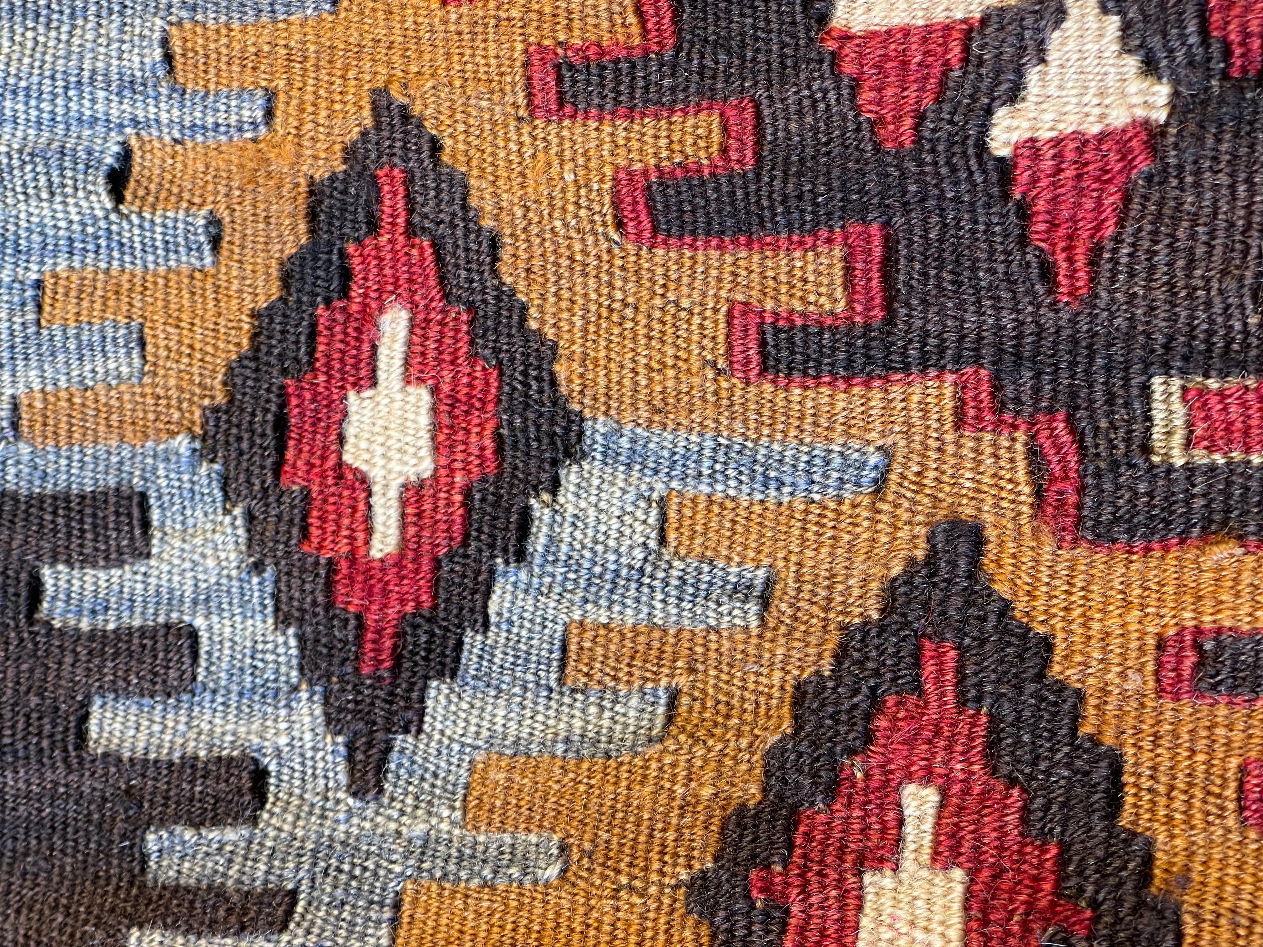 Türkisches modernes Yastik-Kissen im Vintage-Stil mit altem Kelim-Kissen, 4169 (Handgeknüpft) im Angebot