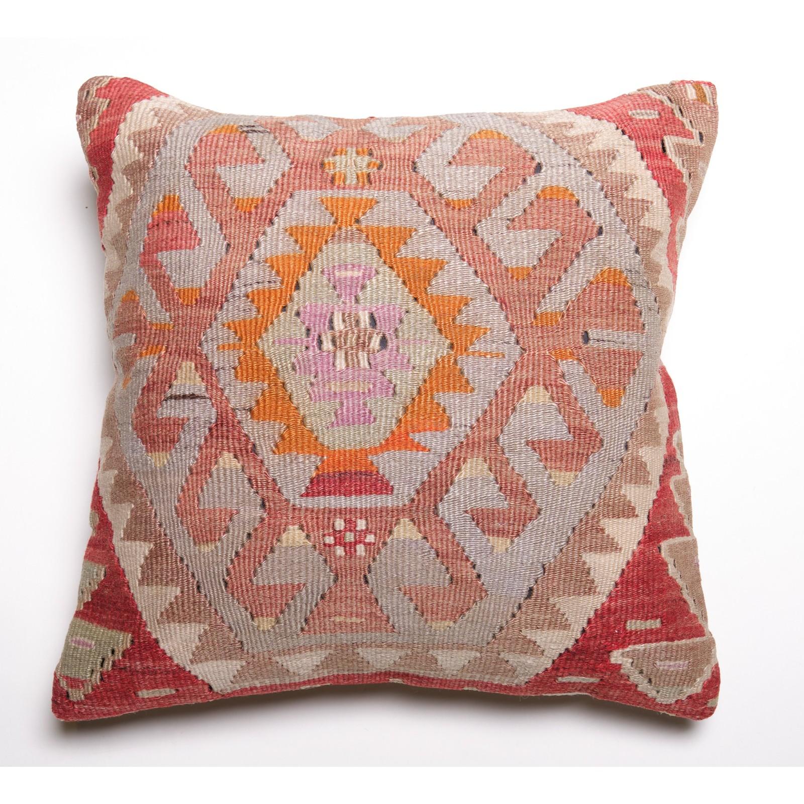Nous avons fabriqué une housse de coussin en utilisant les parties intactes des kilims anciens et antiques, précieux et de grande qualité, qui ne peuvent être réparés. Comme une peinture, une partie du paysage est découpée dans un kilim, et même