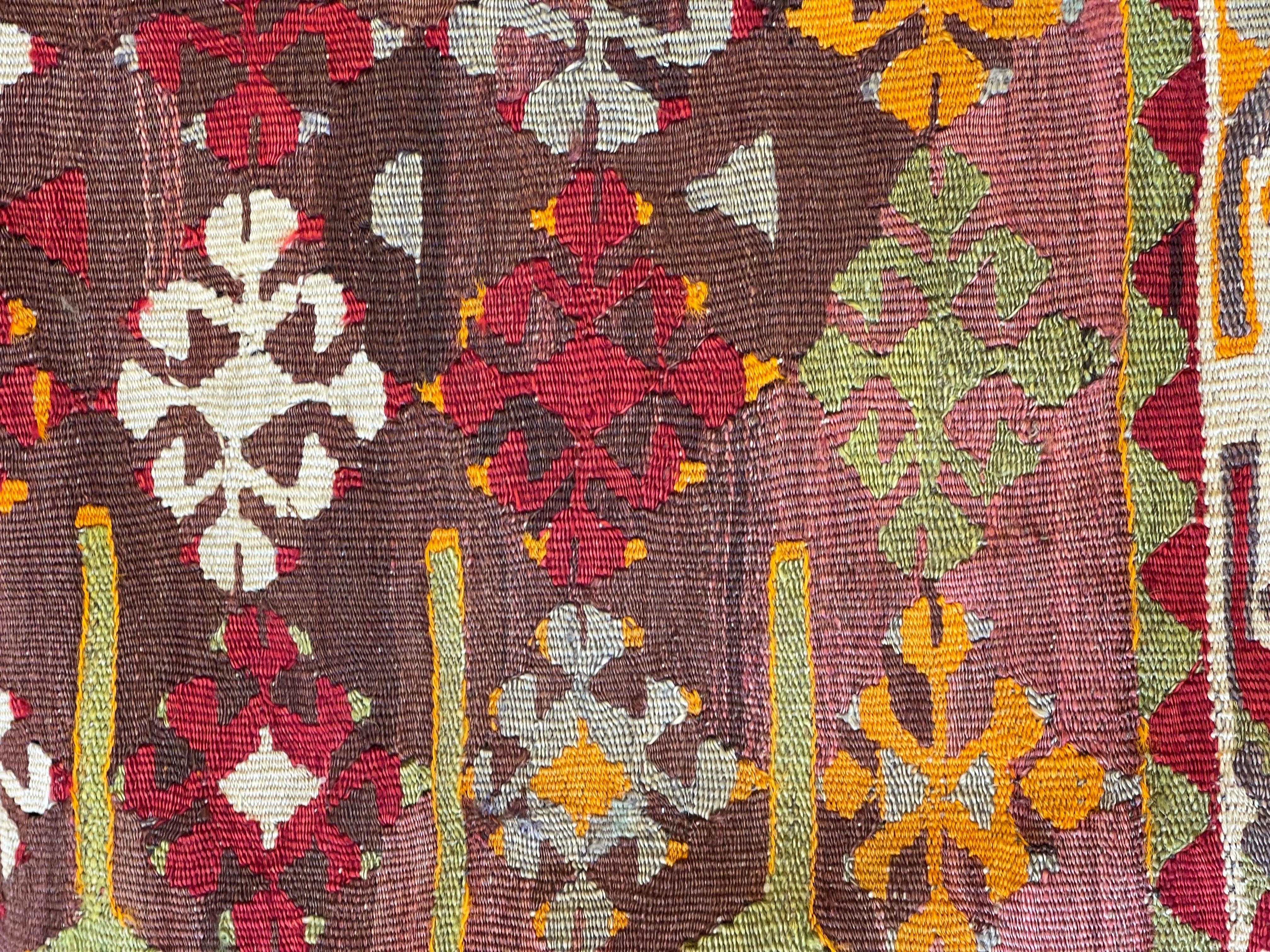 Nous avons fabriqué une housse de coussin en utilisant les parties intactes des kilims anciens et antiques, précieux et de grande qualité, qui ne peuvent être réparés. Comme une peinture, une partie du paysage est découpée dans un kilim, et même