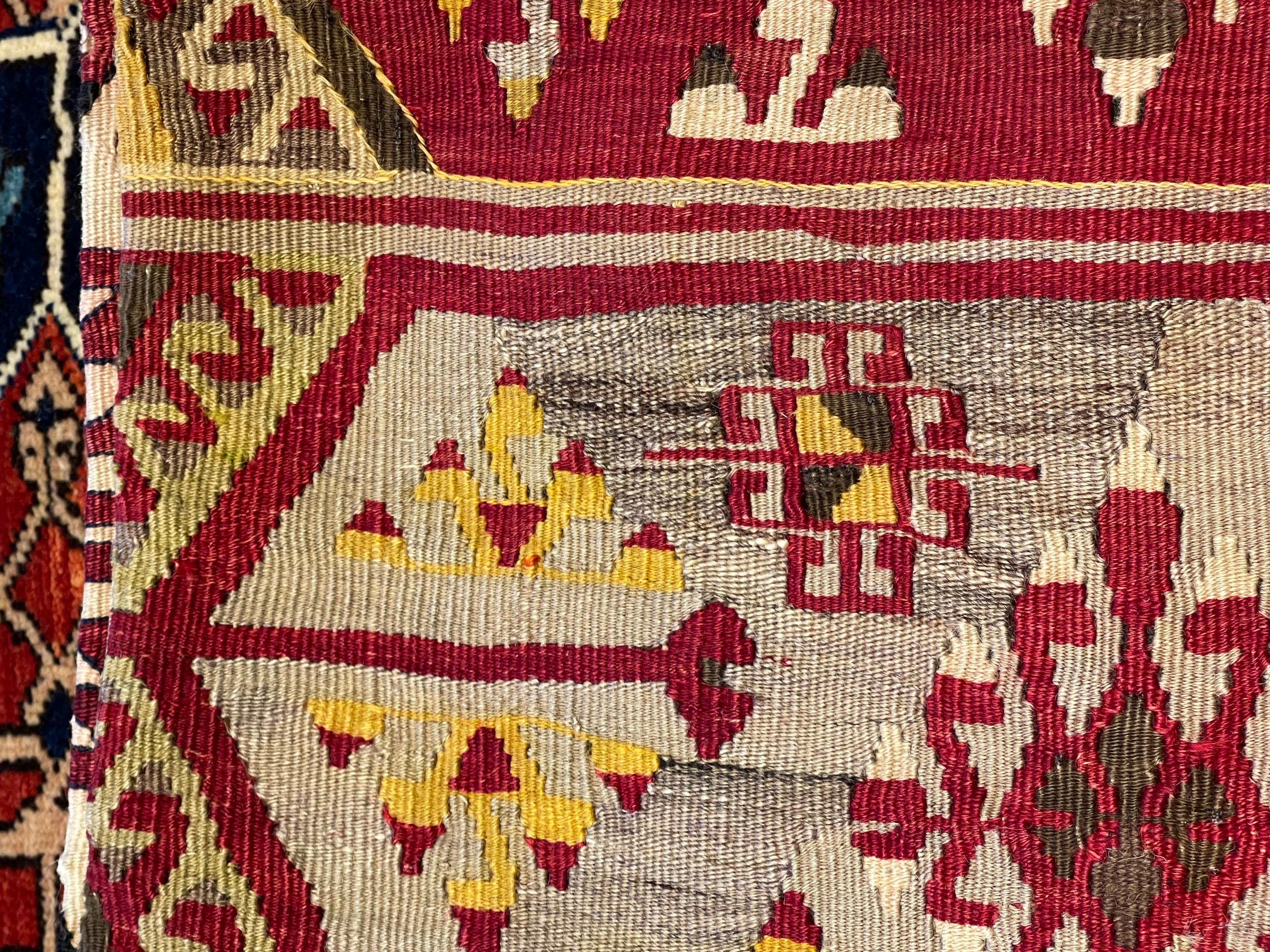 Nous avons fabriqué une housse de coussin en utilisant les parties intactes des kilims anciens et antiques, précieux et de grande qualité, qui ne peuvent être réparés. Comme une peinture, une partie du paysage est découpée dans un kilim, et même