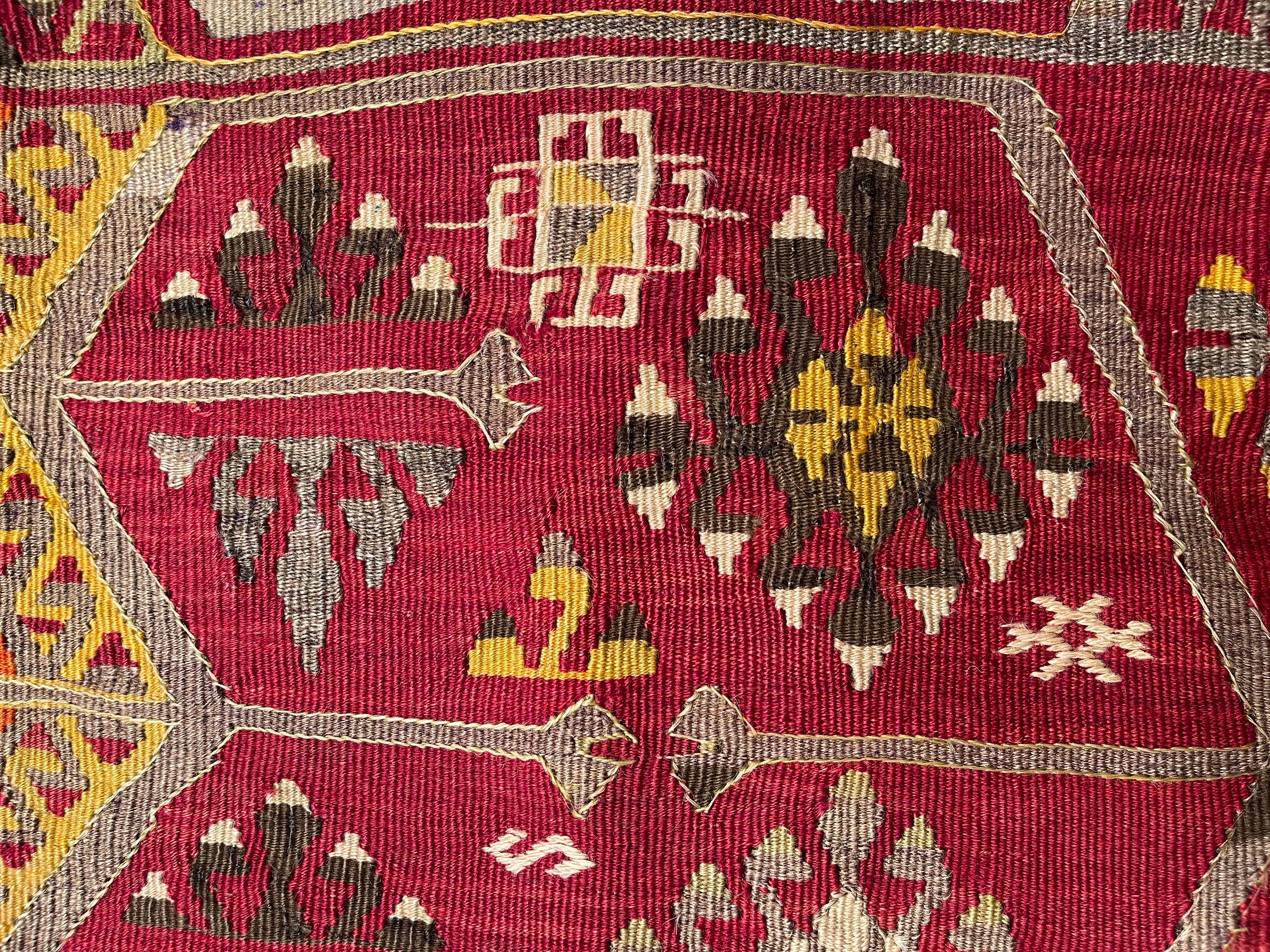 Hemos confeccionado una funda de cojín utilizando las partes intactas de los preciosos kilims viejos y antiguos de alta calidad que no se pueden reparar. Como si de un cuadro se tratara, una parte de la escenografía se recorta de un kilim, e incluso