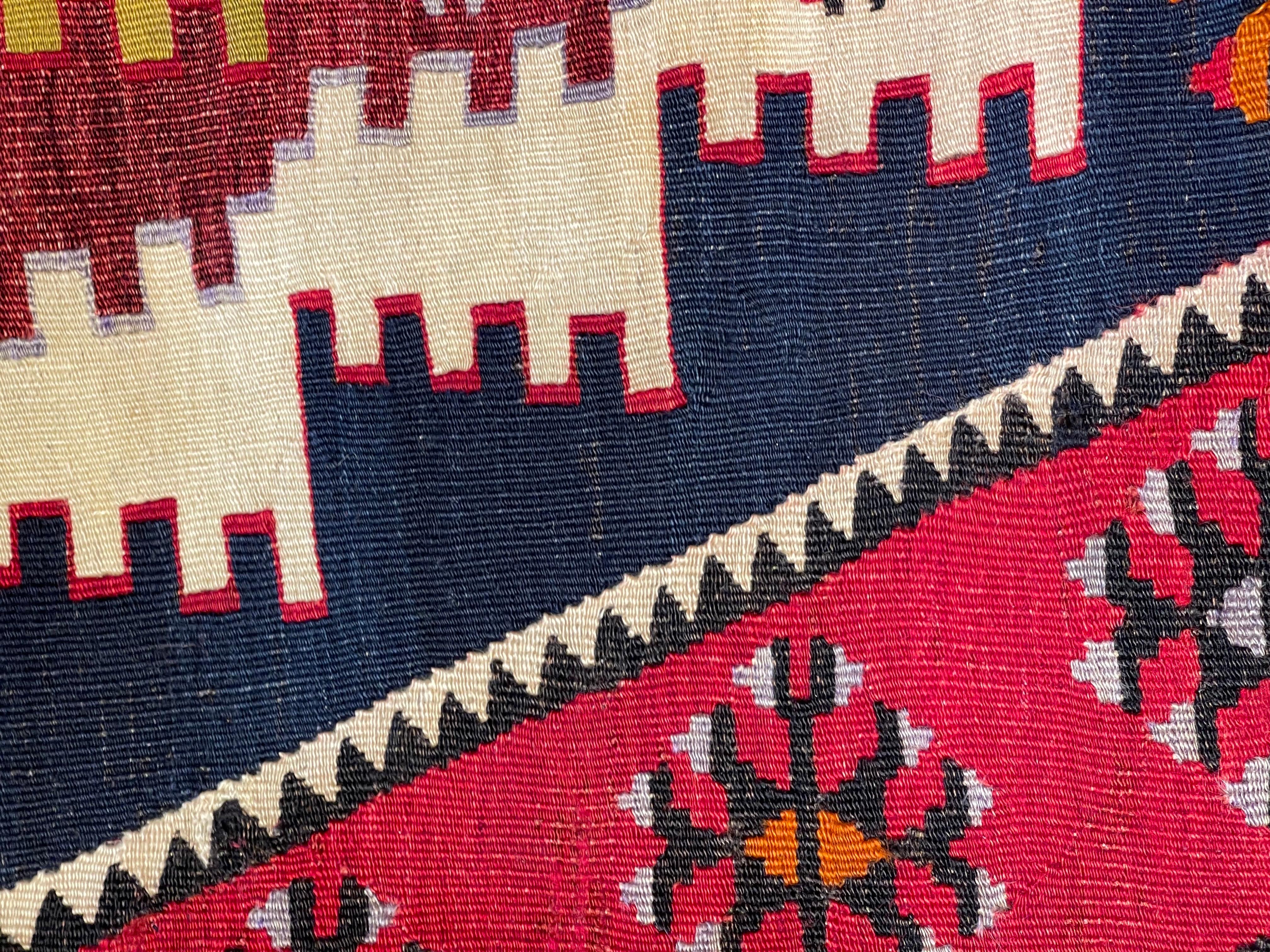 Nous avons fabriqué une housse de coussin en utilisant les parties intactes des kilims anciens et antiques, précieux et de grande qualité, qui ne peuvent être réparés. Comme une peinture, une partie du paysage est découpée dans un kilim, et même