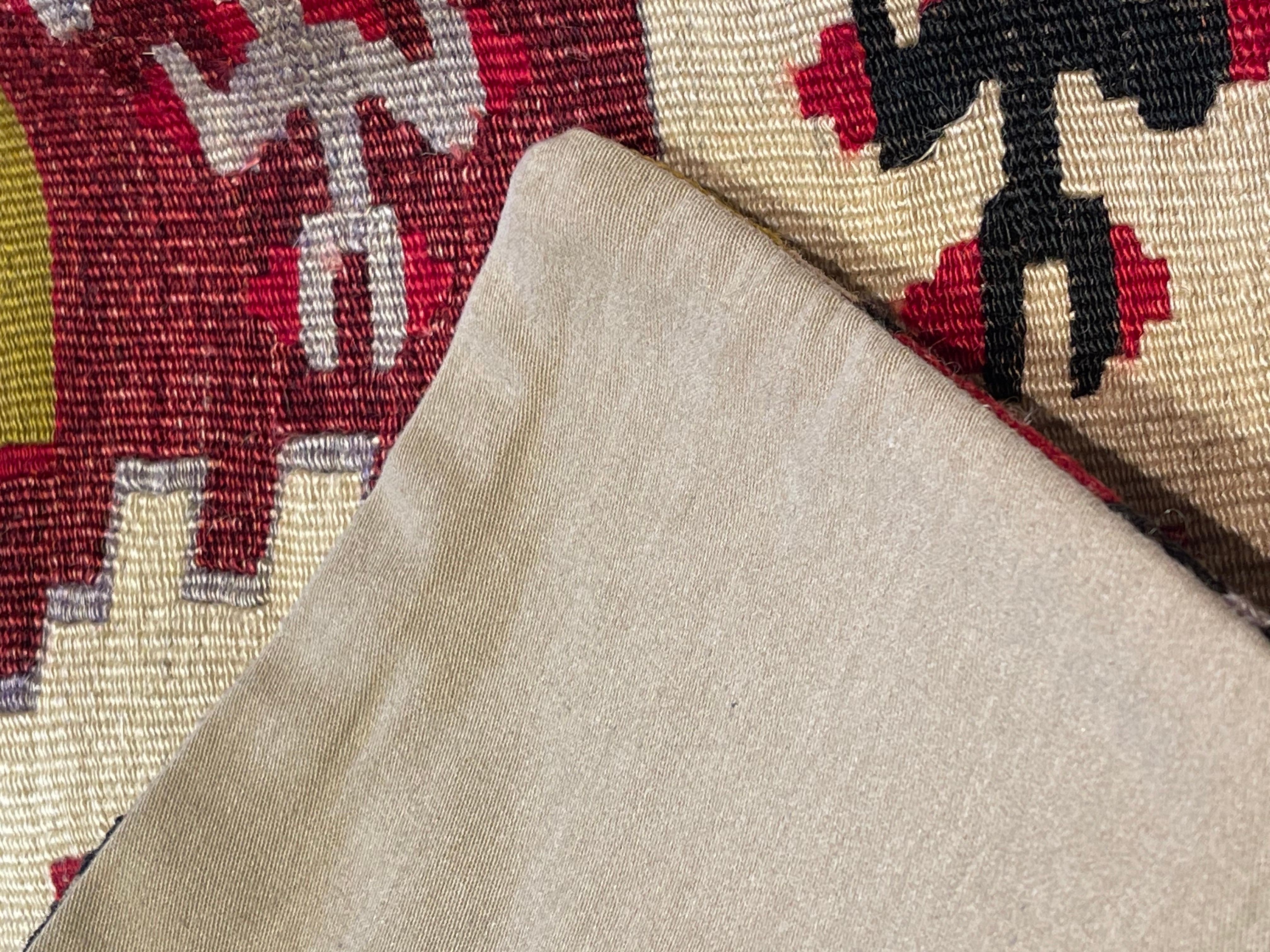 Tissé à la main Coussin Kilim vintage et ancien, coussin moderne turc d'Anatolie Yastik 4241 en vente