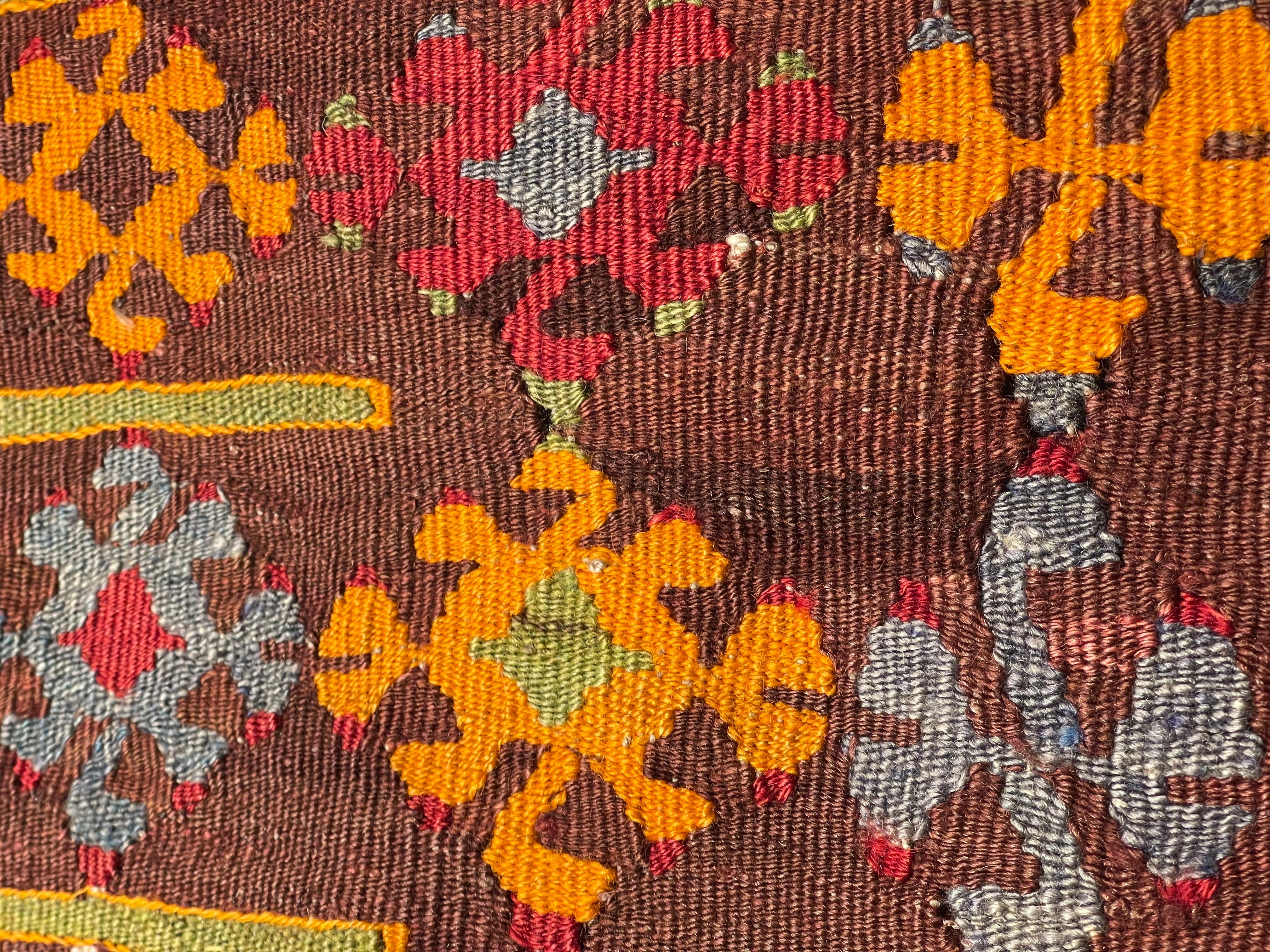 Hemos confeccionado una funda de cojín utilizando las partes intactas de los preciosos kilims viejos y antiguos de alta calidad que no se pueden reparar. Como si de un cuadro se tratara, una parte de la escenografía se recorta de un kilim, e incluso