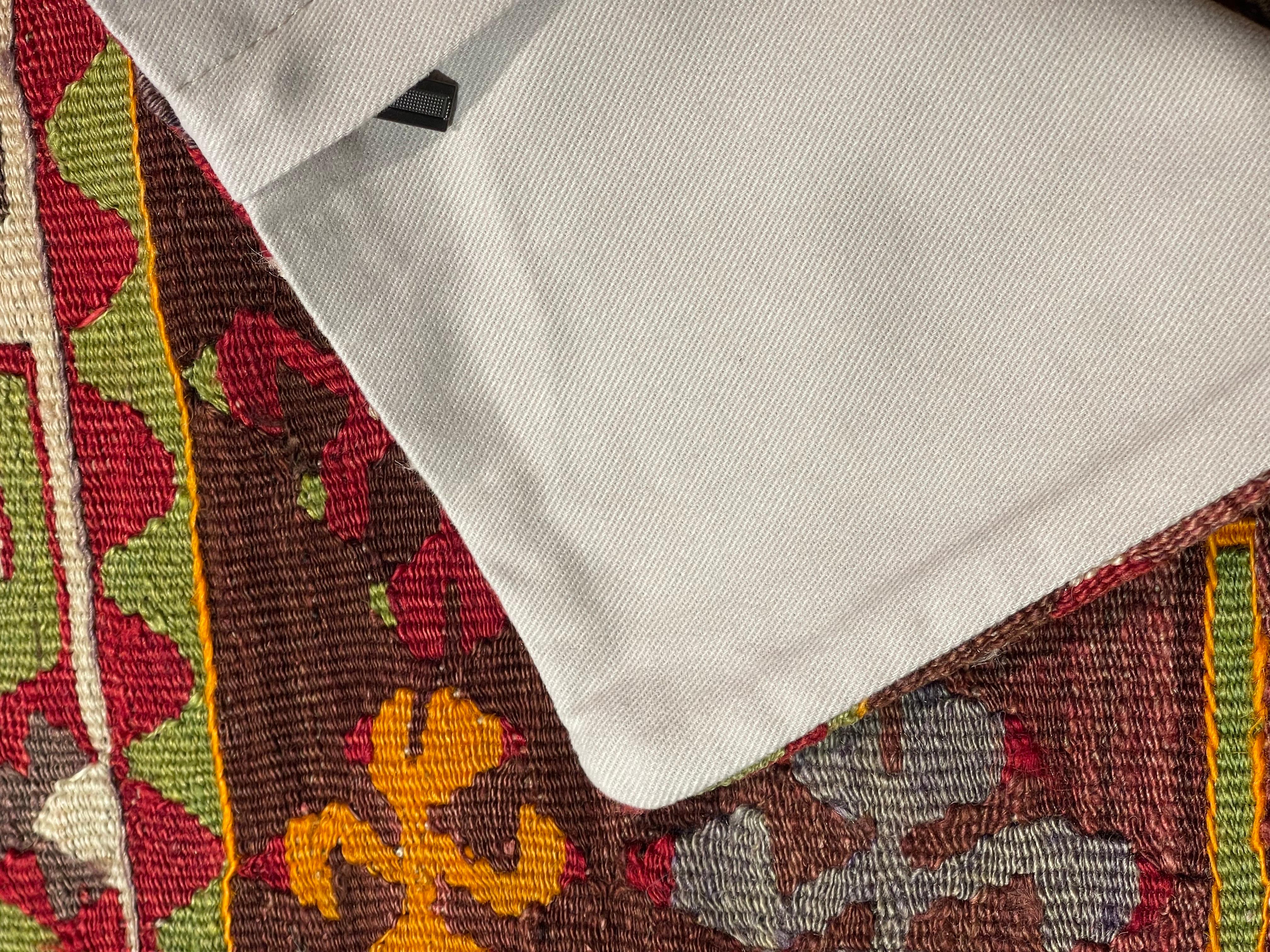 Türkisches modernes Yastik-Kissen im Vintage-Stil mit altem Kelim-Kissen, 4248 (Handgeknüpft) im Angebot