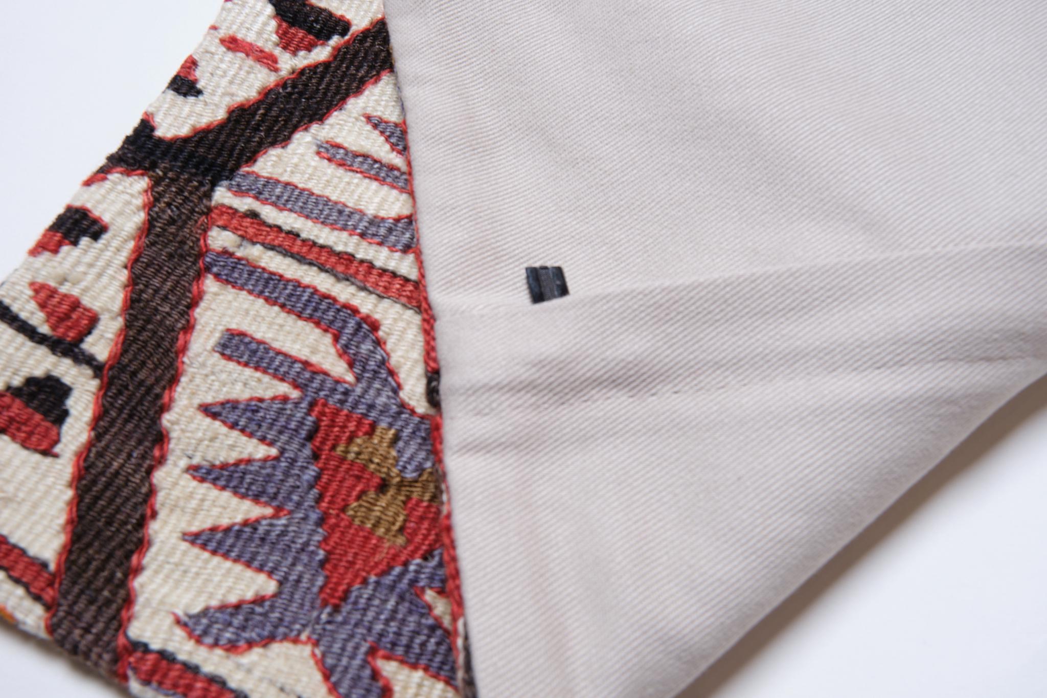 Nous avons fabriqué une housse de coussin en utilisant la partie intacte des kilims anciens et antiques, précieux et de grande qualité, qui ne peuvent être réparés dans leur intégralité. Comme une peinture, une partie du paysage est découpée dans un