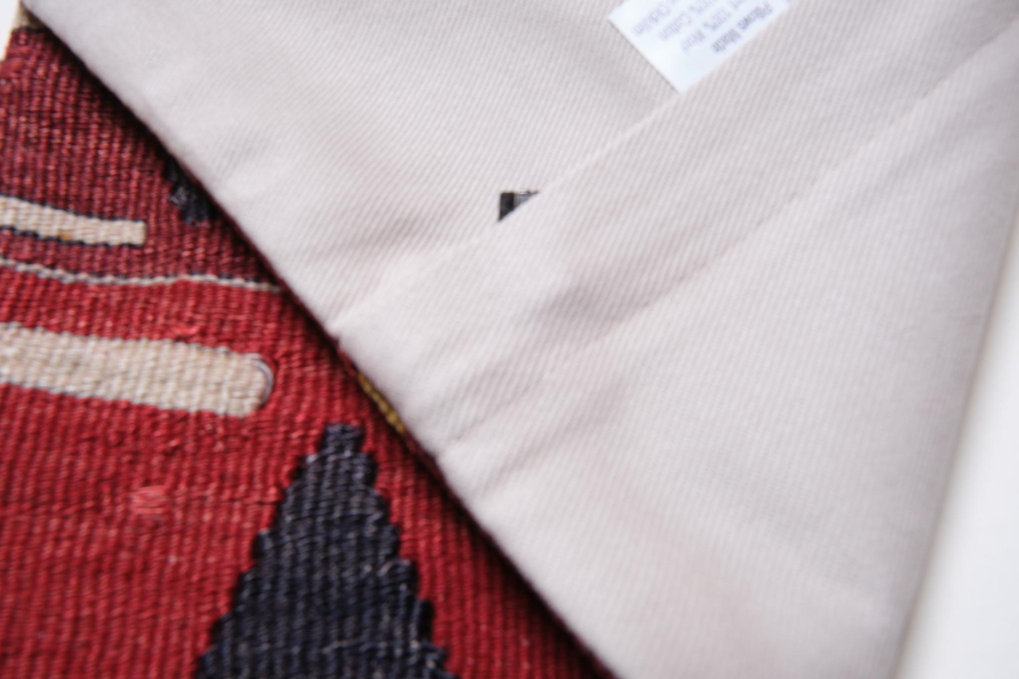 Nous avons fabriqué une housse de coussin en utilisant la partie intacte des kilims anciens et antiques, précieux et de grande qualité, qui ne peuvent être réparés dans leur intégralité. Comme une peinture, une partie du paysage est découpée dans un