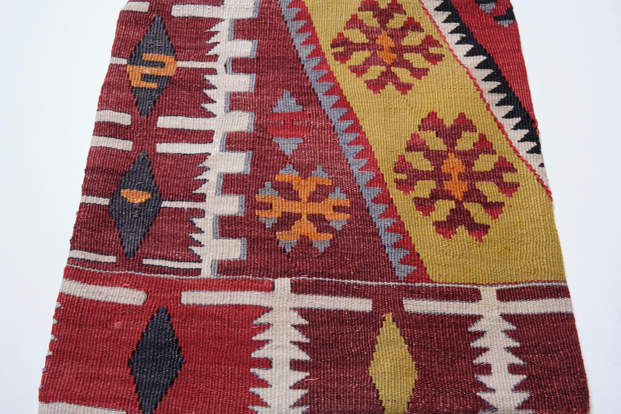 Tissé à la main Coussin Kilim vintage et ancien, coussin moderne turc d'Anatolie Yastik 4305 en vente
