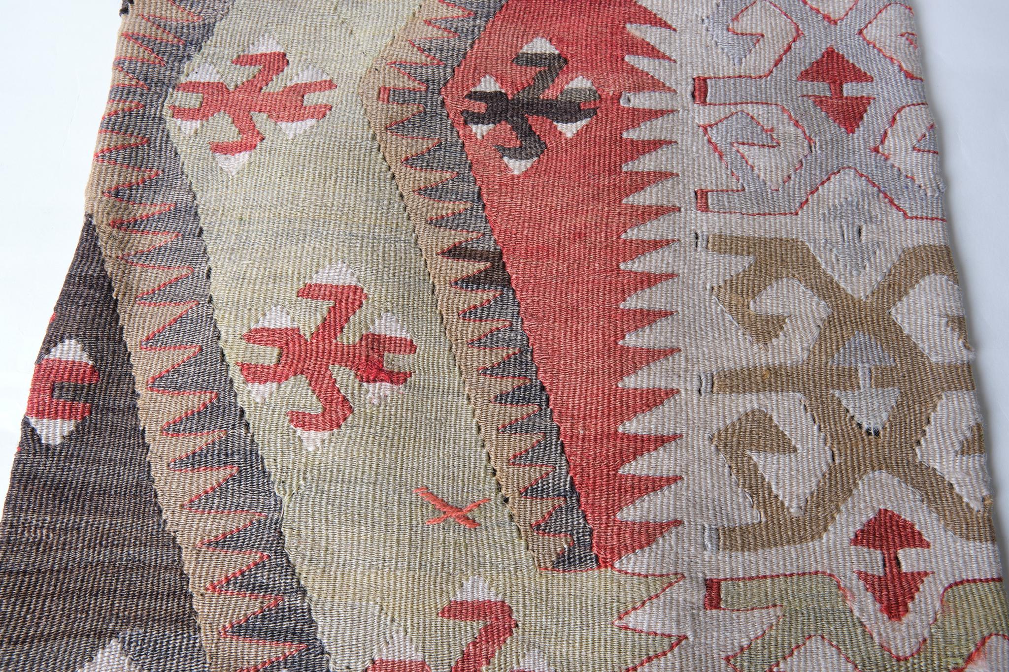 Türkisches modernes Yastik-Kissen im Vintage-Stil mit altem Kelim-Kissen, 4341 (Handgewebt) im Angebot