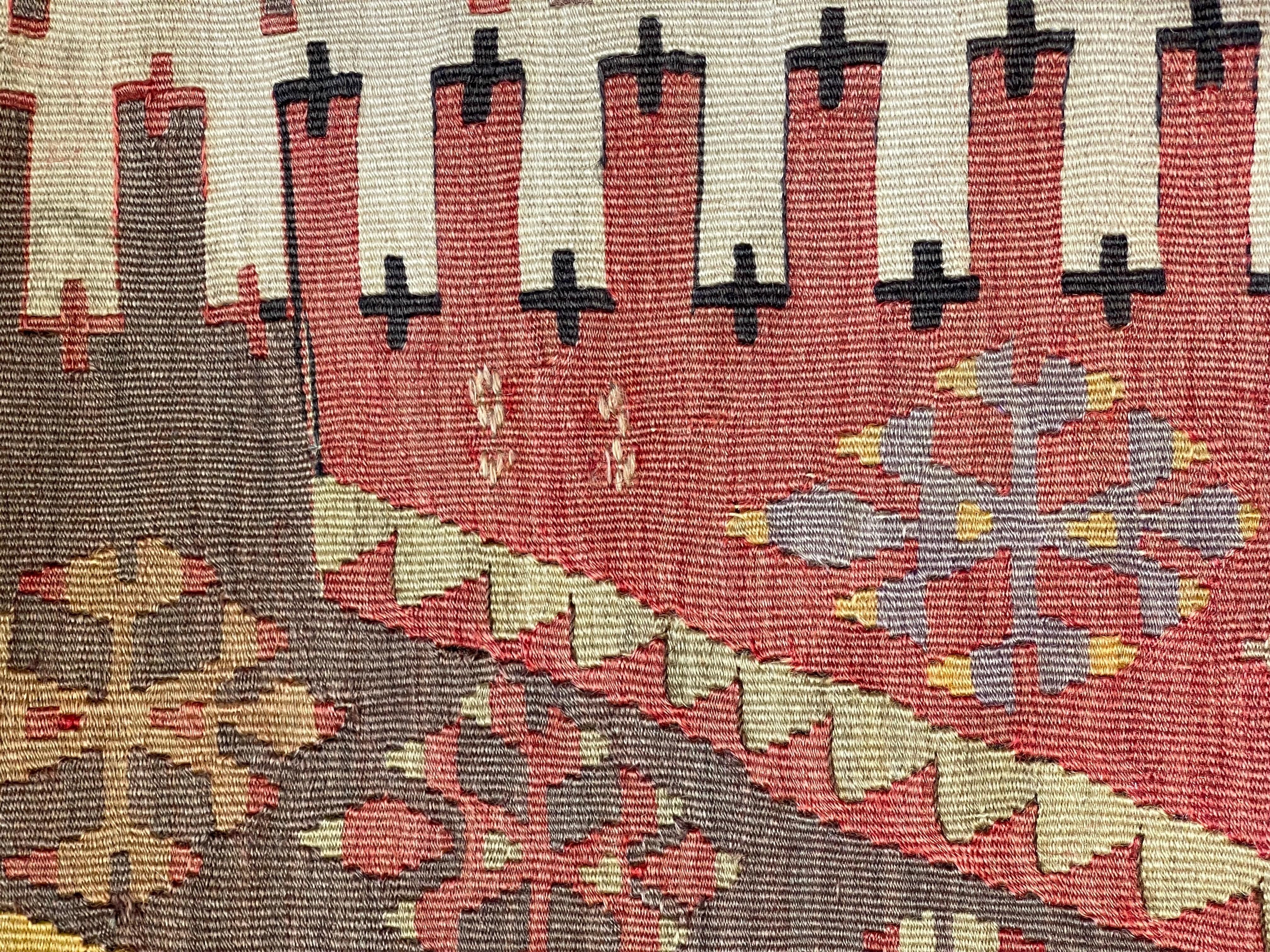 Abbiamo realizzato una fodera per cuscino utilizzando le parti non danneggiate dei preziosi kilim antichi e di alta qualità che non possono essere riparati. Come in un dipinto, una parte dello scenario viene ritagliata da un kilim e anche più