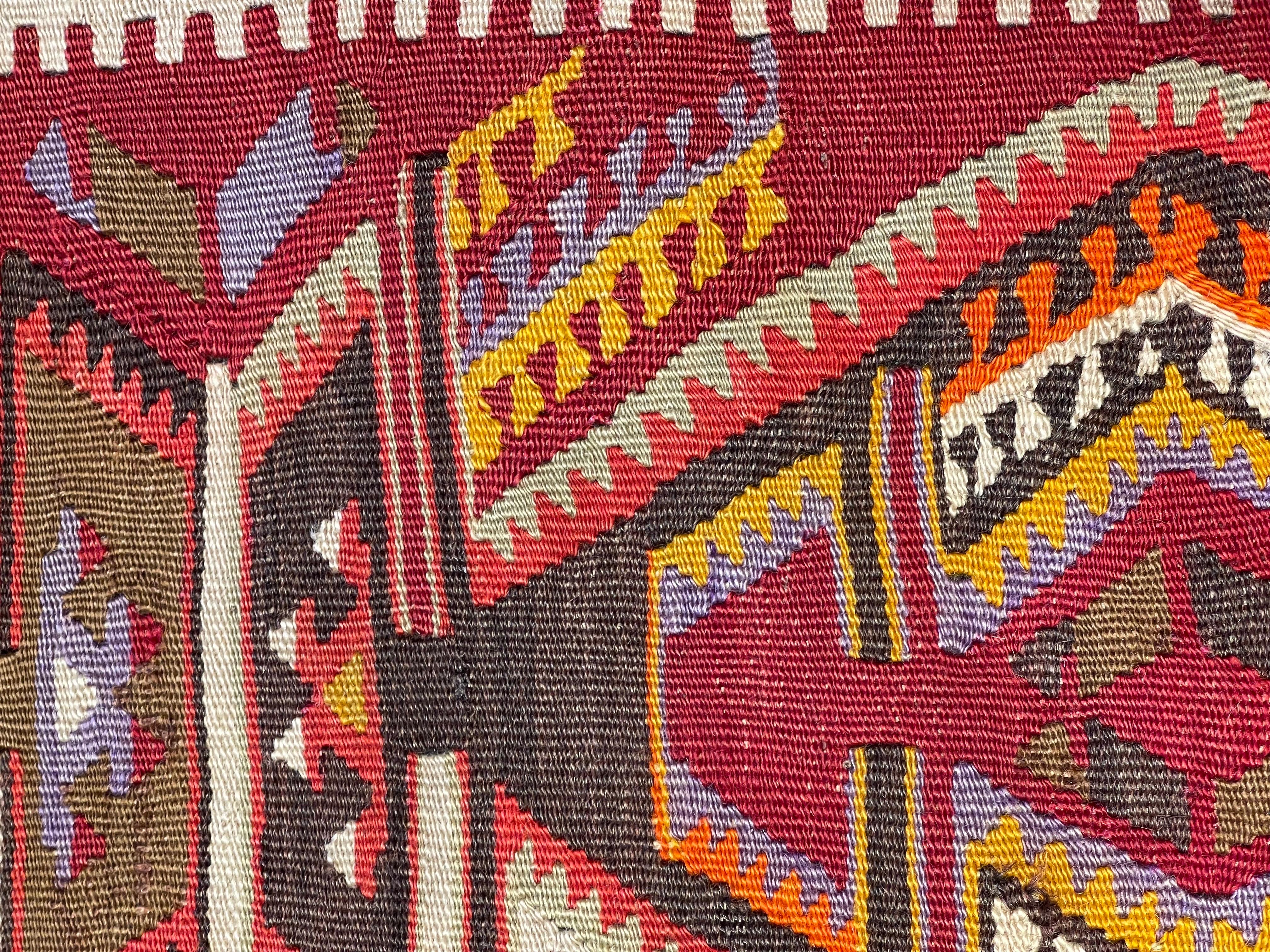 Nous avons fabriqué une housse de coussin en utilisant les parties intactes des kilims anciens et antiques, précieux et de grande qualité, qui ne peuvent être réparés. Comme une peinture, une partie du paysage est découpée dans un kilim, et même