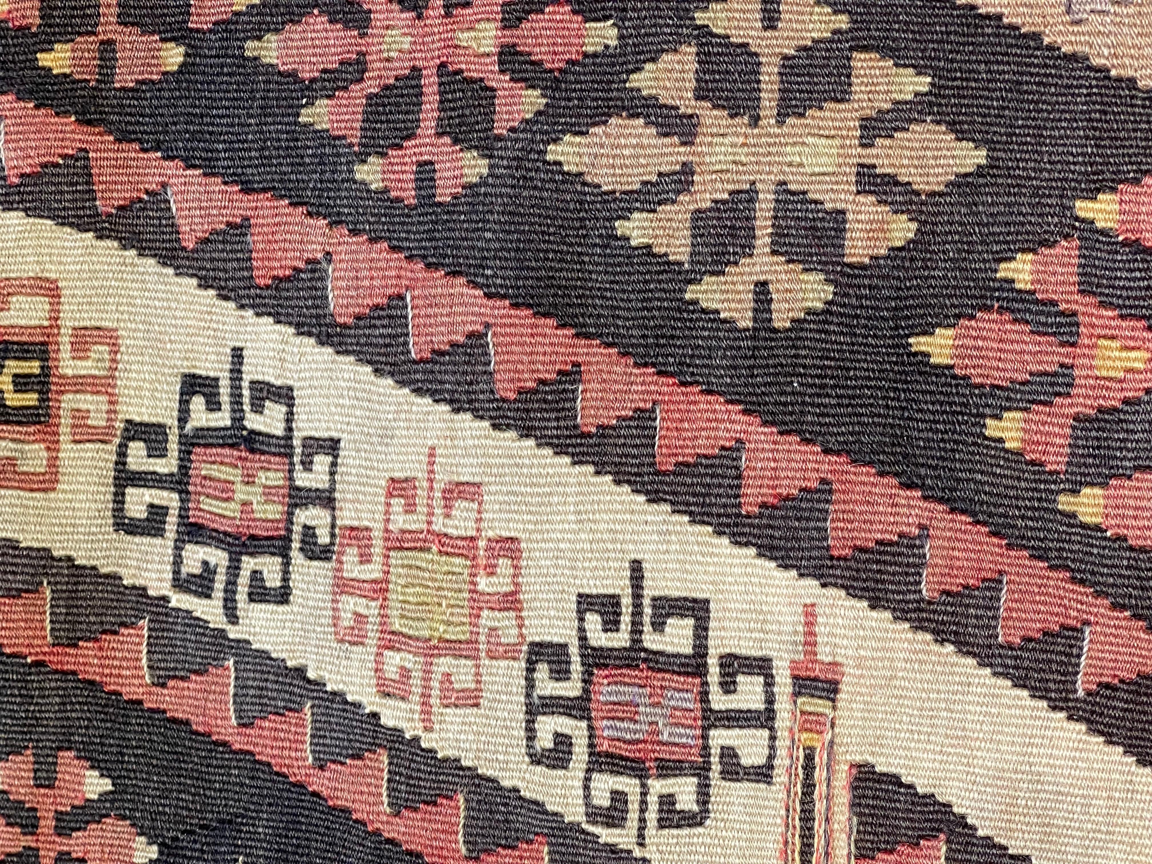 Hemos confeccionado una funda de cojín utilizando las partes intactas de los preciosos kilims viejos y antiguos de alta calidad que no se pueden reparar. Como si de un cuadro se tratara, una parte de la escenografía se recorta de un kilim, e incluso