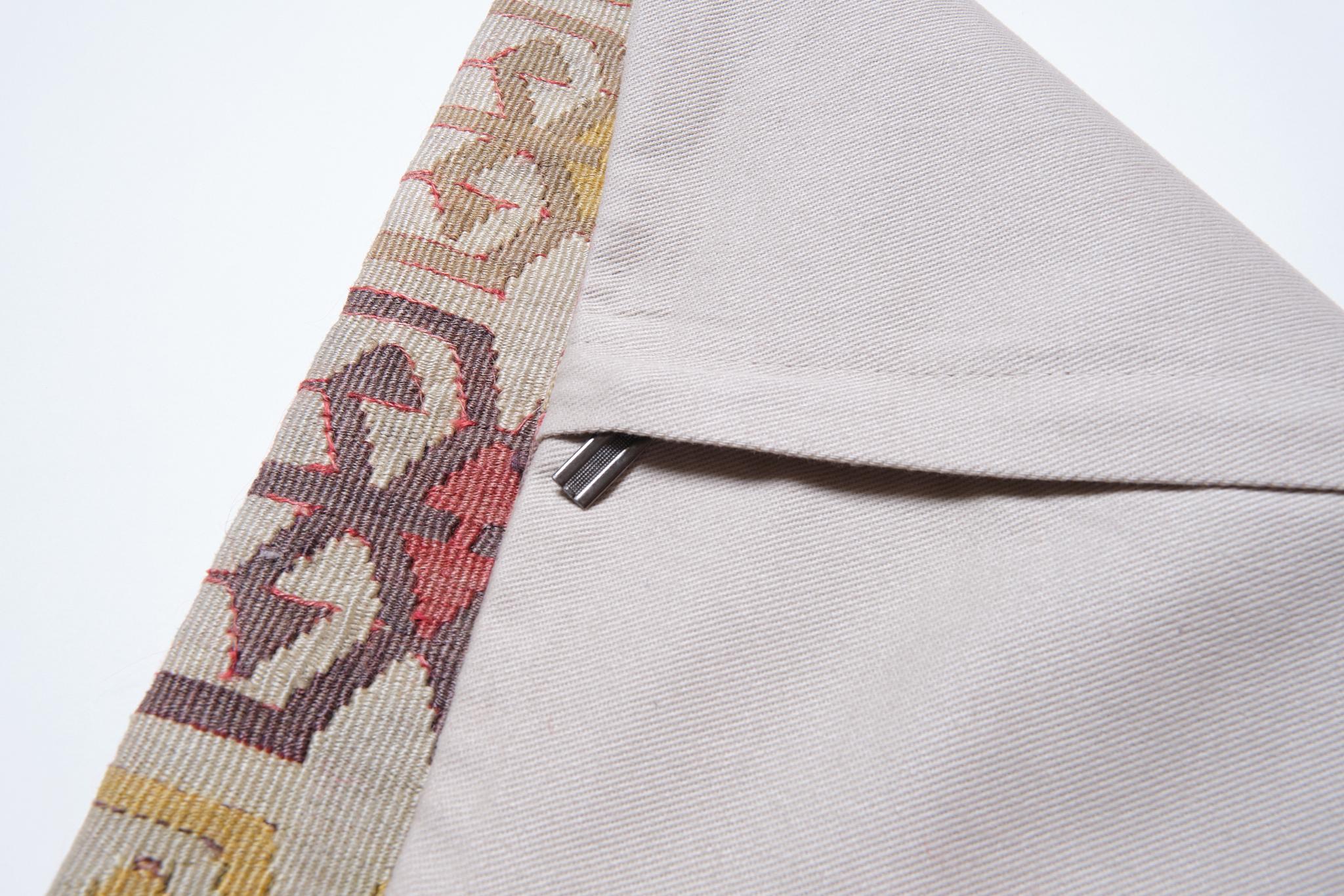 Nous avons fabriqué une housse de coussin en utilisant la partie intacte des kilims anciens et antiques, précieux et de grande qualité, qui ne peuvent être réparés dans leur intégralité. Comme une peinture, une partie du paysage est découpée dans un