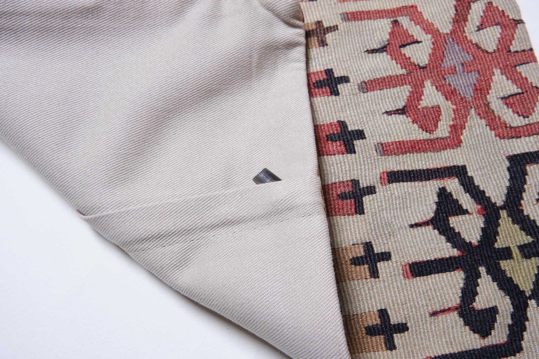 Nous avons fabriqué une housse de coussin en utilisant la partie intacte des kilims anciens et antiques, précieux et de grande qualité, qui ne peuvent être réparés dans leur intégralité. Comme une peinture, une partie du paysage est découpée dans un