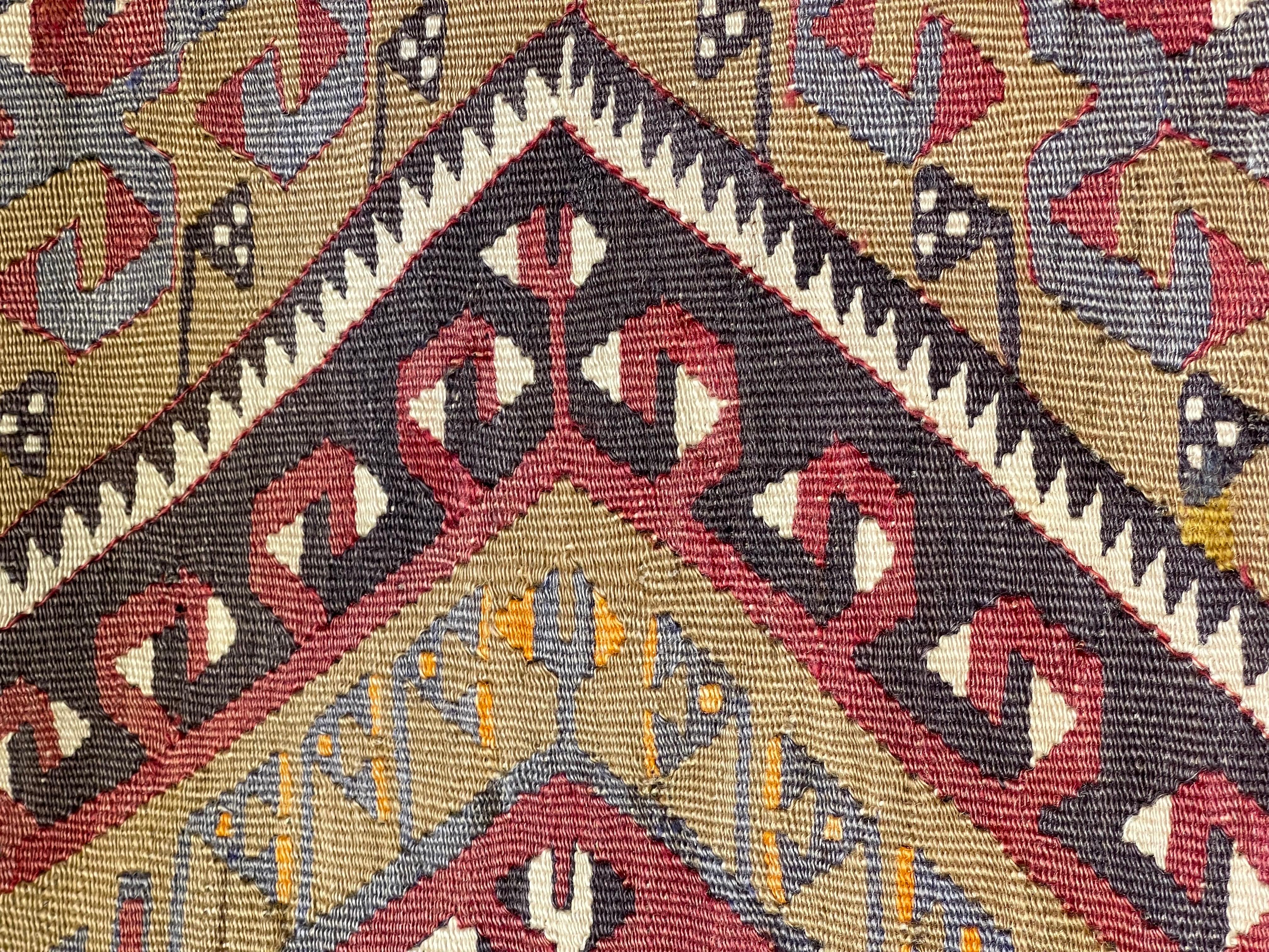 Hemos confeccionado una funda de cojín utilizando las partes intactas de los preciosos kilims viejos y antiguos de alta calidad que no se pueden reparar. Como si de un cuadro se tratara, una parte de la escenografía se recorta de un kilim, e incluso