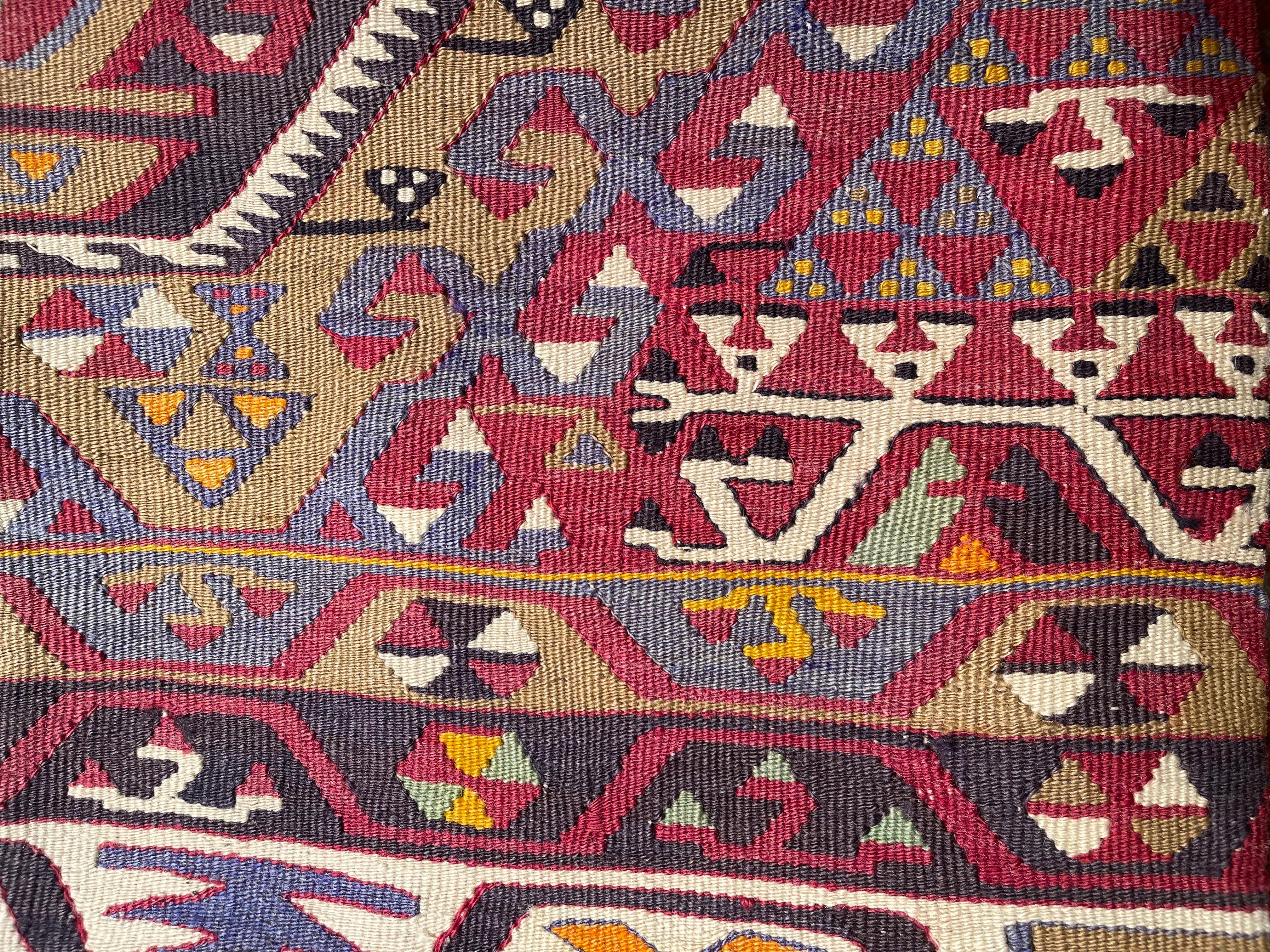 Nous avons fabriqué une housse de coussin en utilisant les parties intactes des kilims anciens et antiques, précieux et de grande qualité, qui ne peuvent être réparés. Comme une peinture, une partie du paysage est découpée dans un kilim, et même