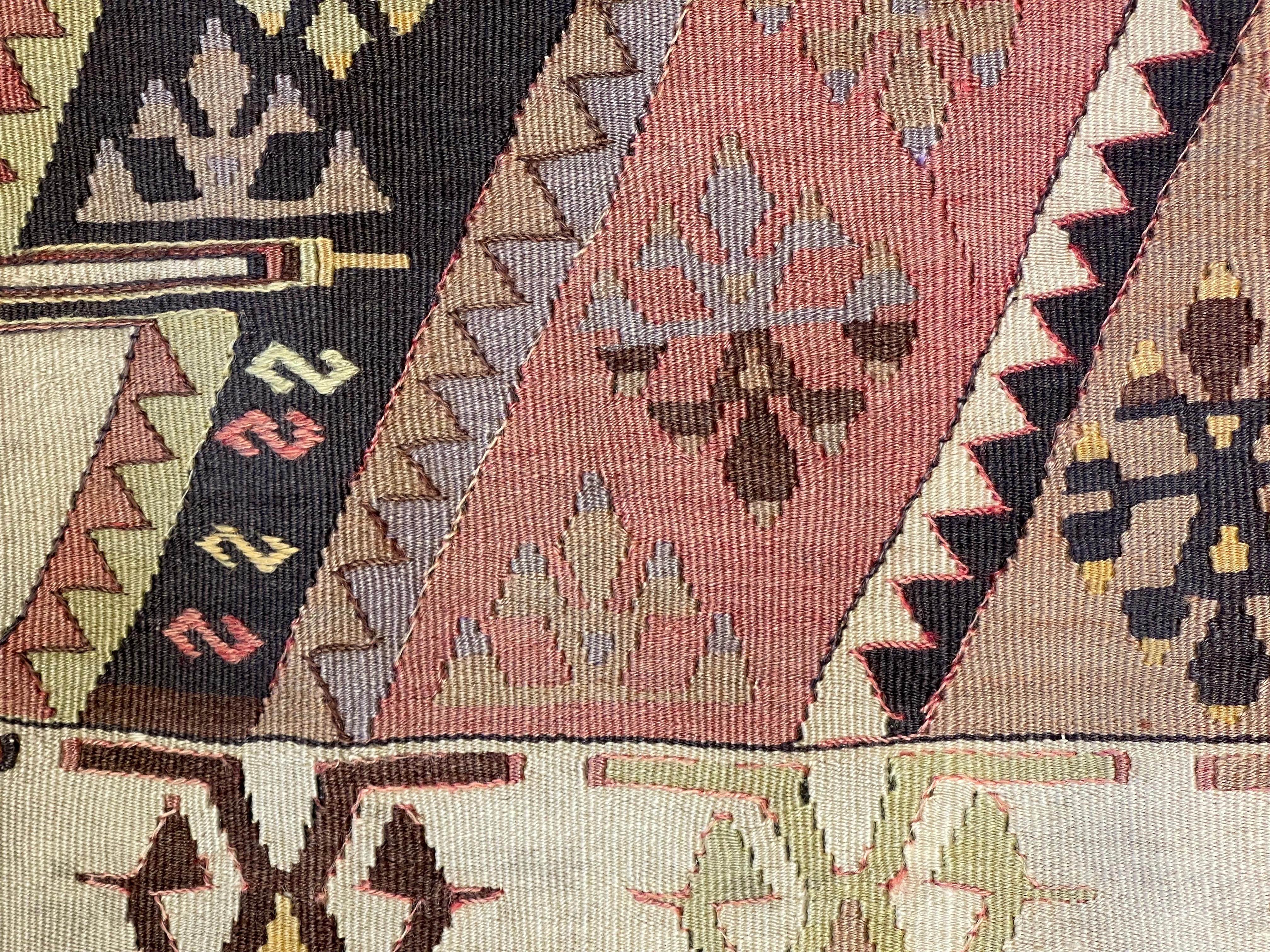 Nous avons fabriqué une housse de coussin en utilisant les parties intactes des kilims anciens et antiques, précieux et de grande qualité, qui ne peuvent être réparés. Comme une peinture, une partie du paysage est découpée dans un kilim, et même