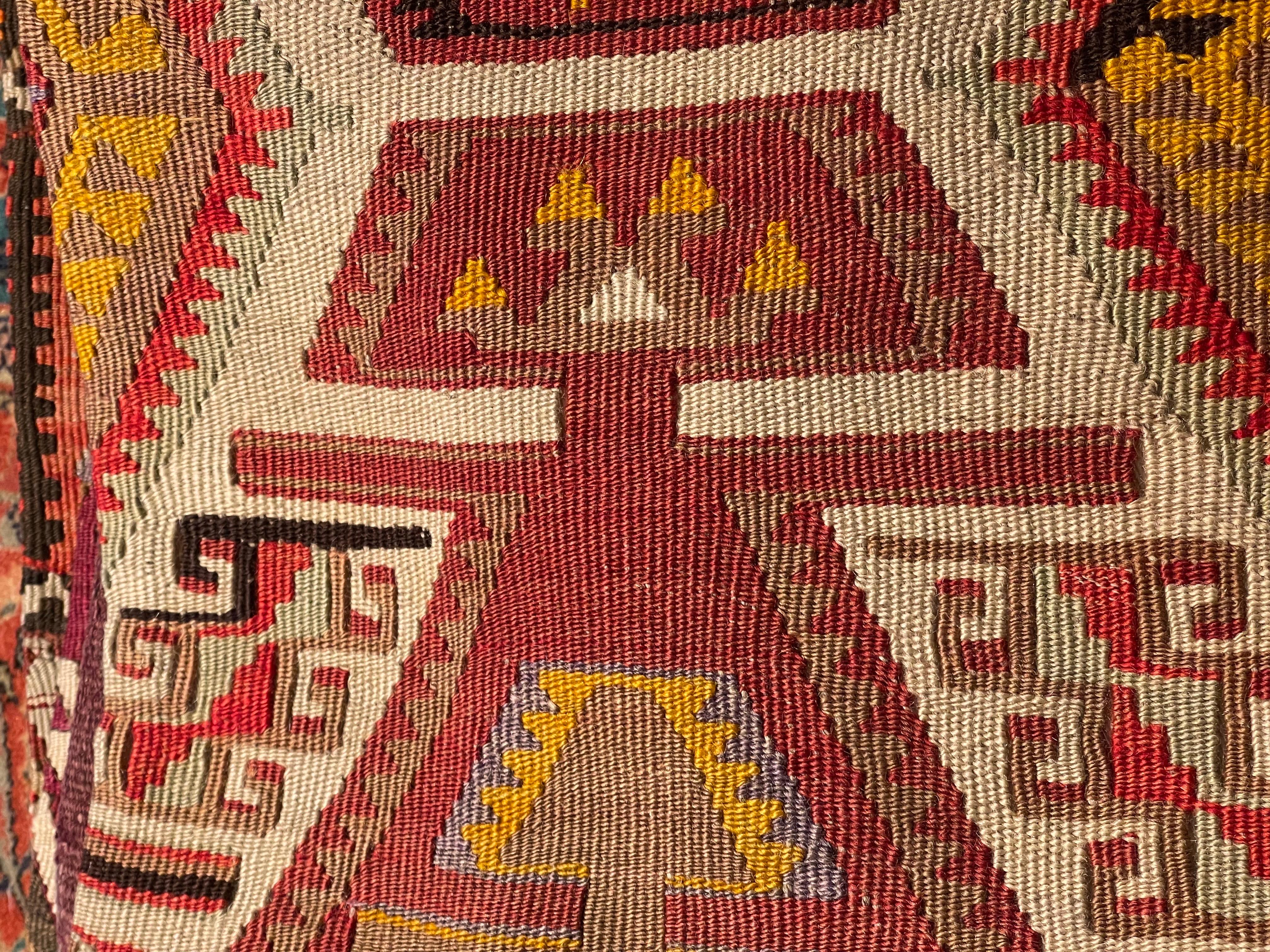 Hemos confeccionado una funda de cojín utilizando las partes intactas de los preciosos kilims viejos y antiguos de alta calidad que no se pueden reparar. Como si de un cuadro se tratara, una parte de la escenografía se recorta de un kilim, e incluso