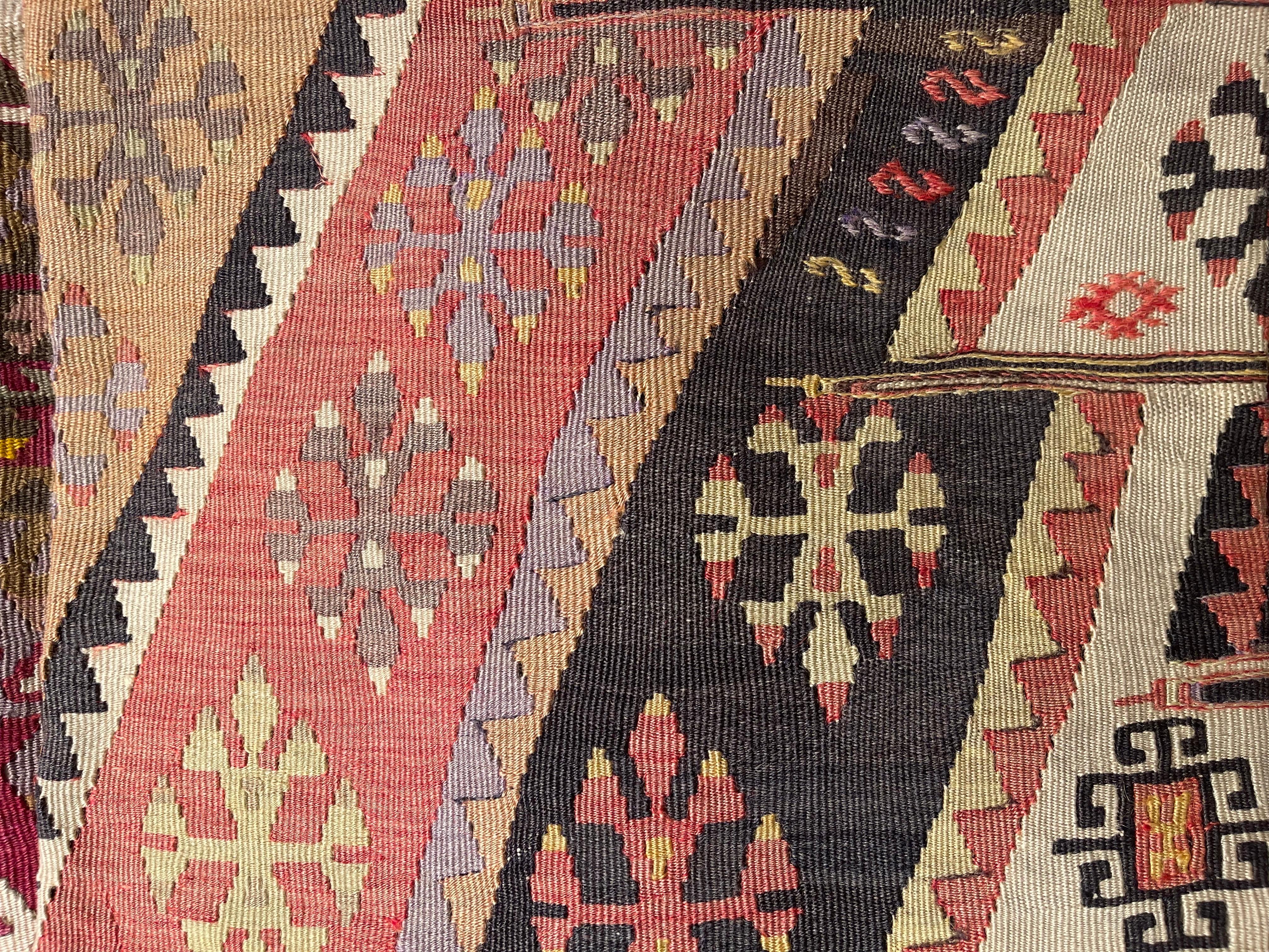 Nous avons fabriqué une housse de coussin en utilisant les parties intactes des kilims anciens et antiques, précieux et de grande qualité, qui ne peuvent être réparés. Comme une peinture, une partie du paysage est découpée dans un kilim, et même