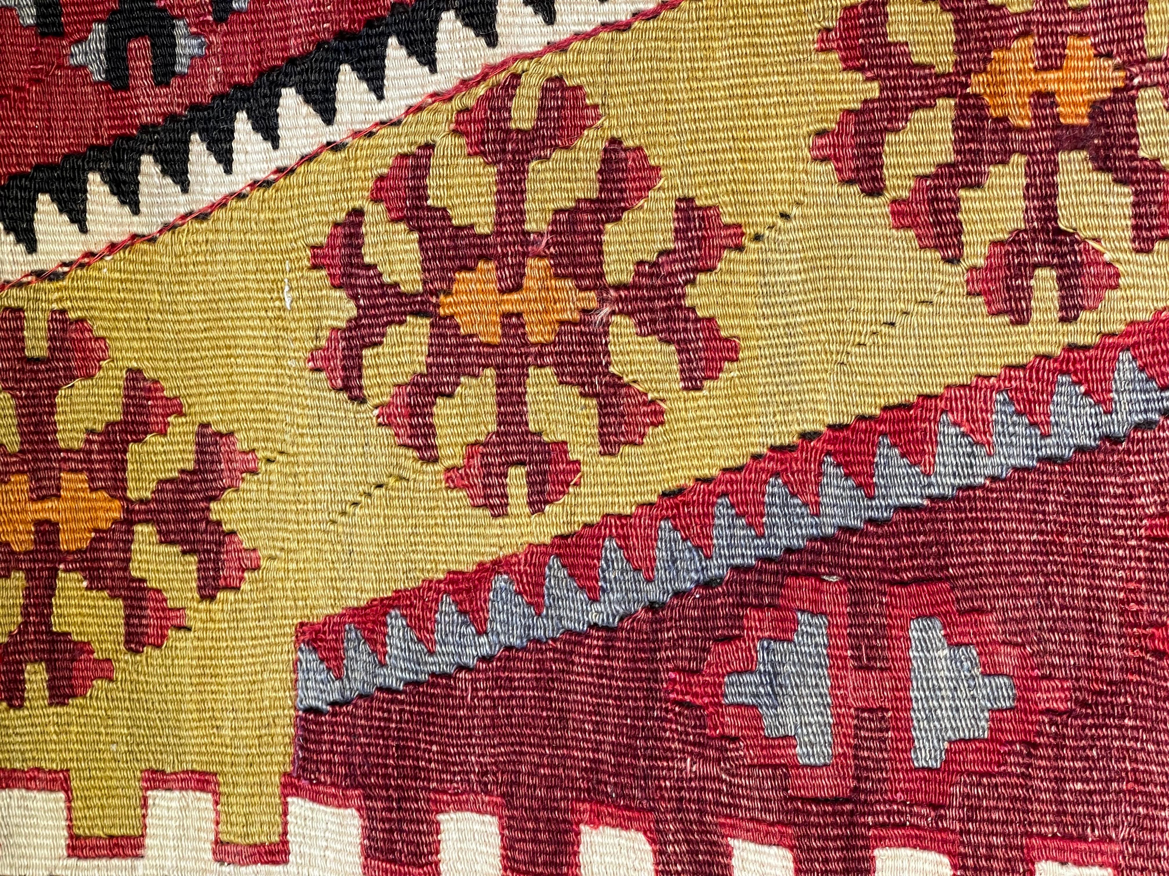 Nous avons fabriqué une housse de coussin en utilisant les parties intactes des kilims anciens et antiques, précieux et de grande qualité, qui ne peuvent être réparés. Comme une peinture, une partie du paysage est découpée dans un kilim, et même