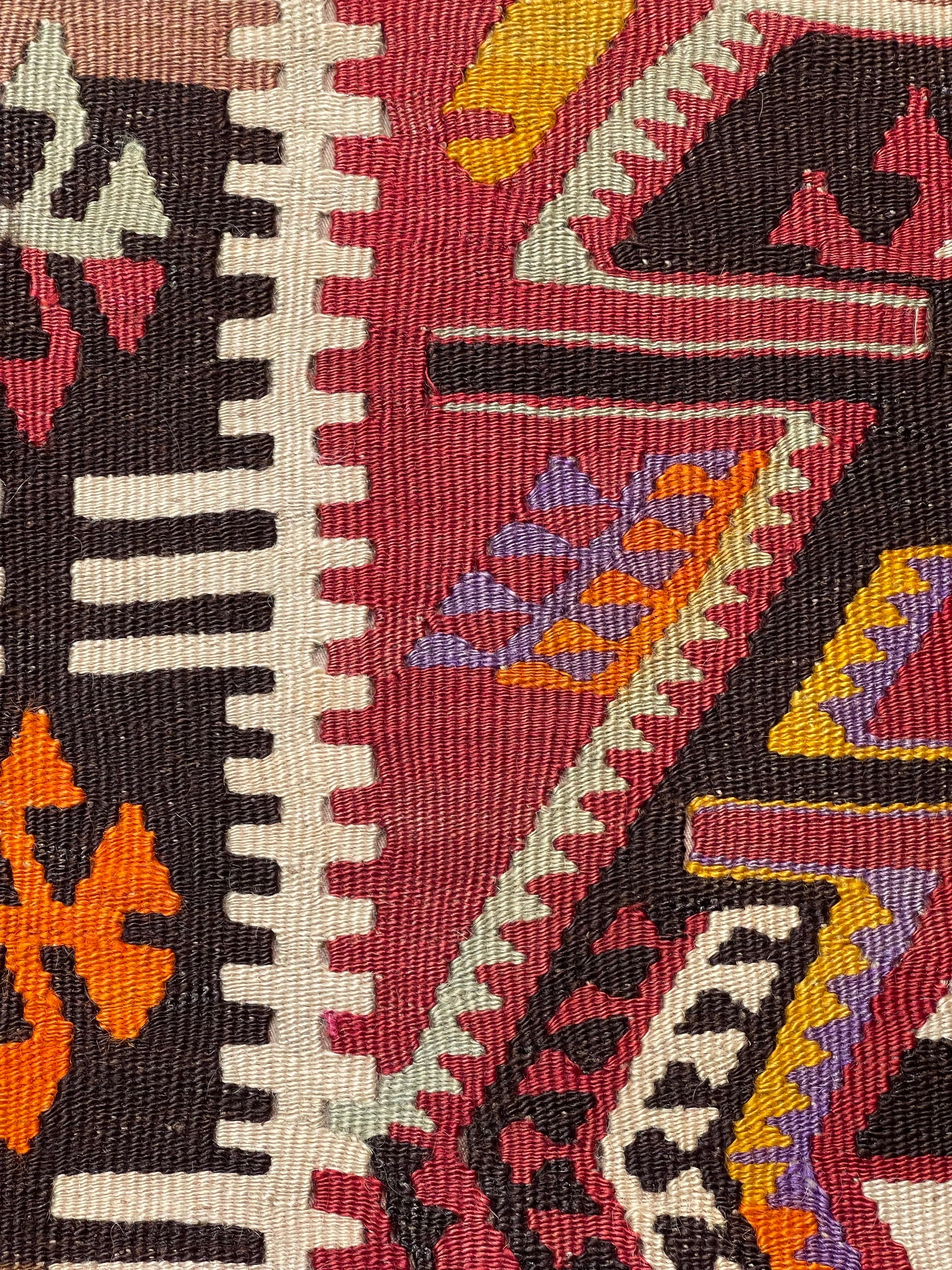 Nous avons fabriqué une housse de coussin en utilisant les parties intactes des kilims anciens et antiques, précieux et de grande qualité, qui ne peuvent être réparés. Comme une peinture, une partie du paysage est découpée dans un kilim, et même