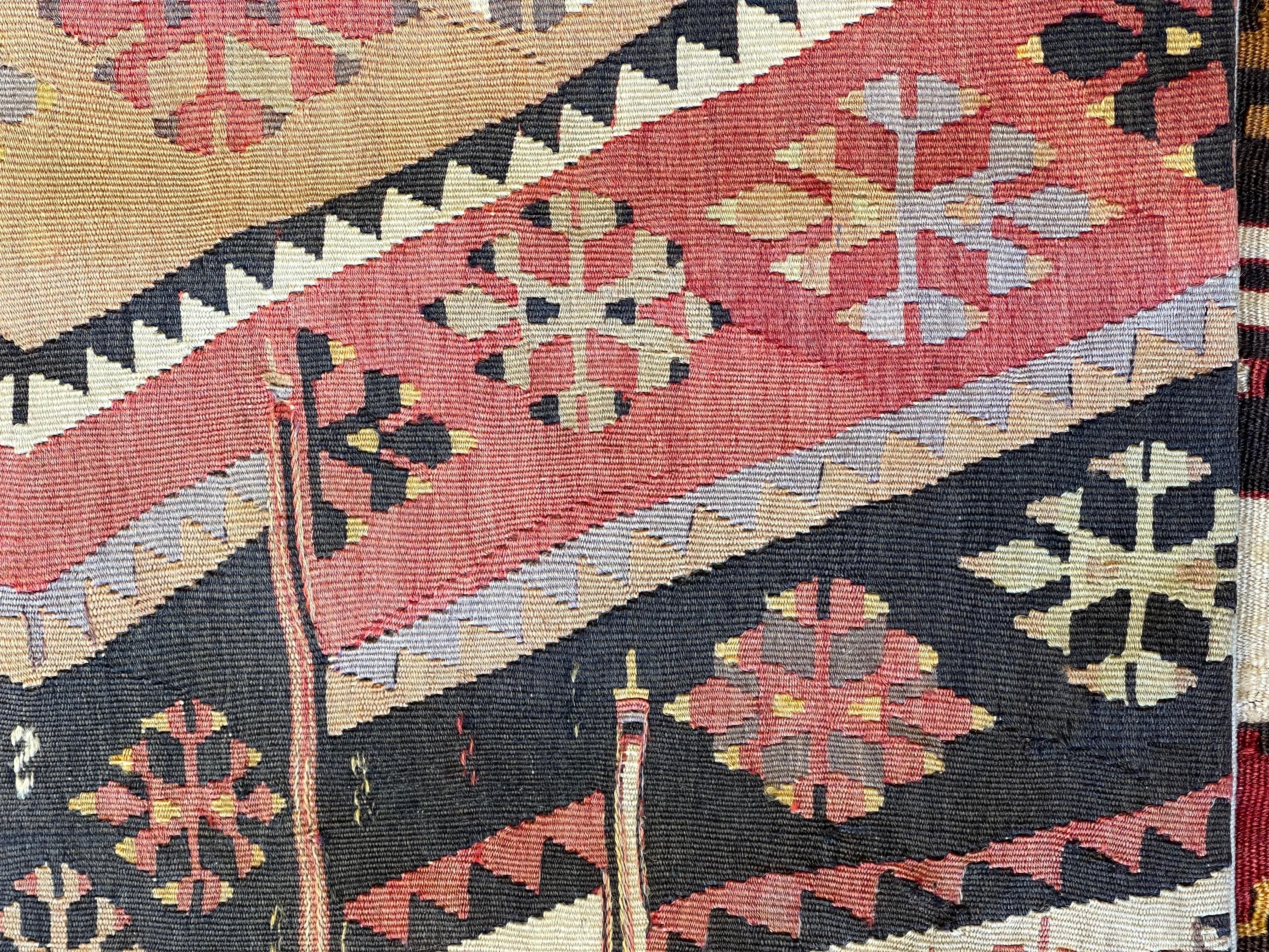 Nous avons fabriqué une housse de coussin en utilisant les parties intactes des kilims anciens et antiques, précieux et de grande qualité, qui ne peuvent être réparés. Comme une peinture, une partie du paysage est découpée dans un kilim, et même
